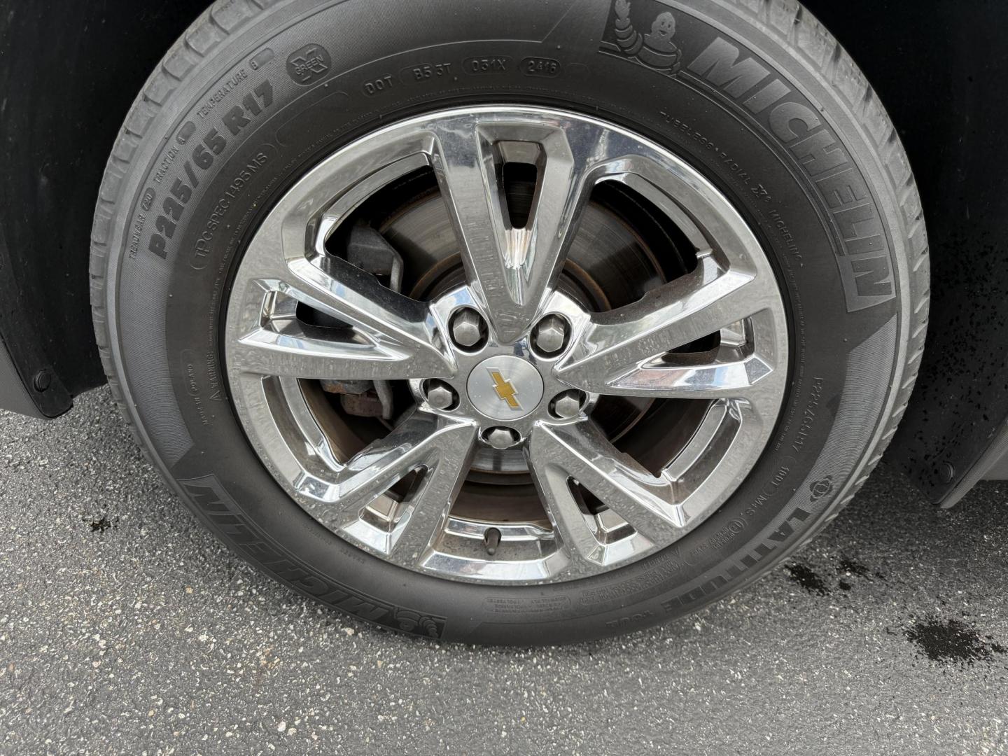 2017 Black /Black Chevrolet Equinox LT AWD (2GNFLFEK8H6) with an 2.4L L4 DOHC 16V FFV engine, 6A transmission, located at 11115 Chardon Rd. , Chardon, OH, 44024, (440) 214-9705, 41.580246, -81.241943 - This 2017 Chevrolet Equinox LT AWD with the 2.4L I4 EcoTec engine offers a reliable and fuel-efficient crossover suited for daily commuting and family use, delivering up to 28 MPG highway. It features a 6-speed automatic transmission, flex-fuel capability, and practical amenities like daytime runnin - Photo#13