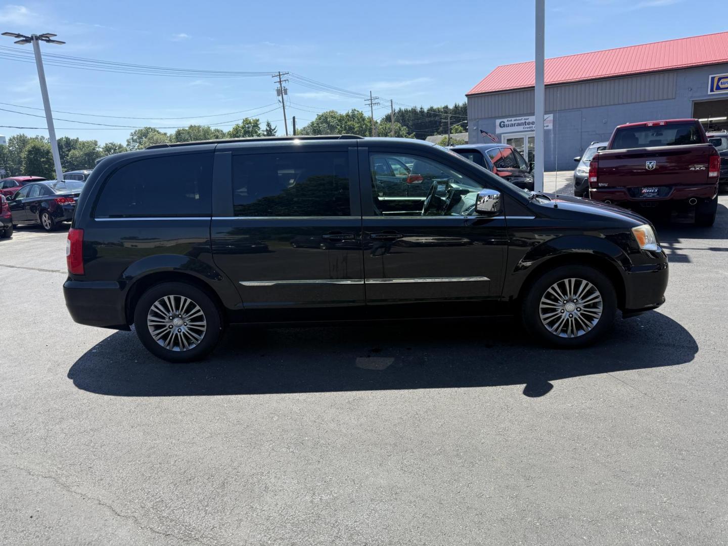 2014 Black /Black Chrysler Town & Country Touring-L (2C4RC1CG9ER) with an 3.6L V6 DOHC 24V FFV engine, 6-Speed Automatic transmission, located at 547 E. Main St., Orwell, OH, 44076, (440) 437-5893, 41.535435, -80.847855 - Photo#5
