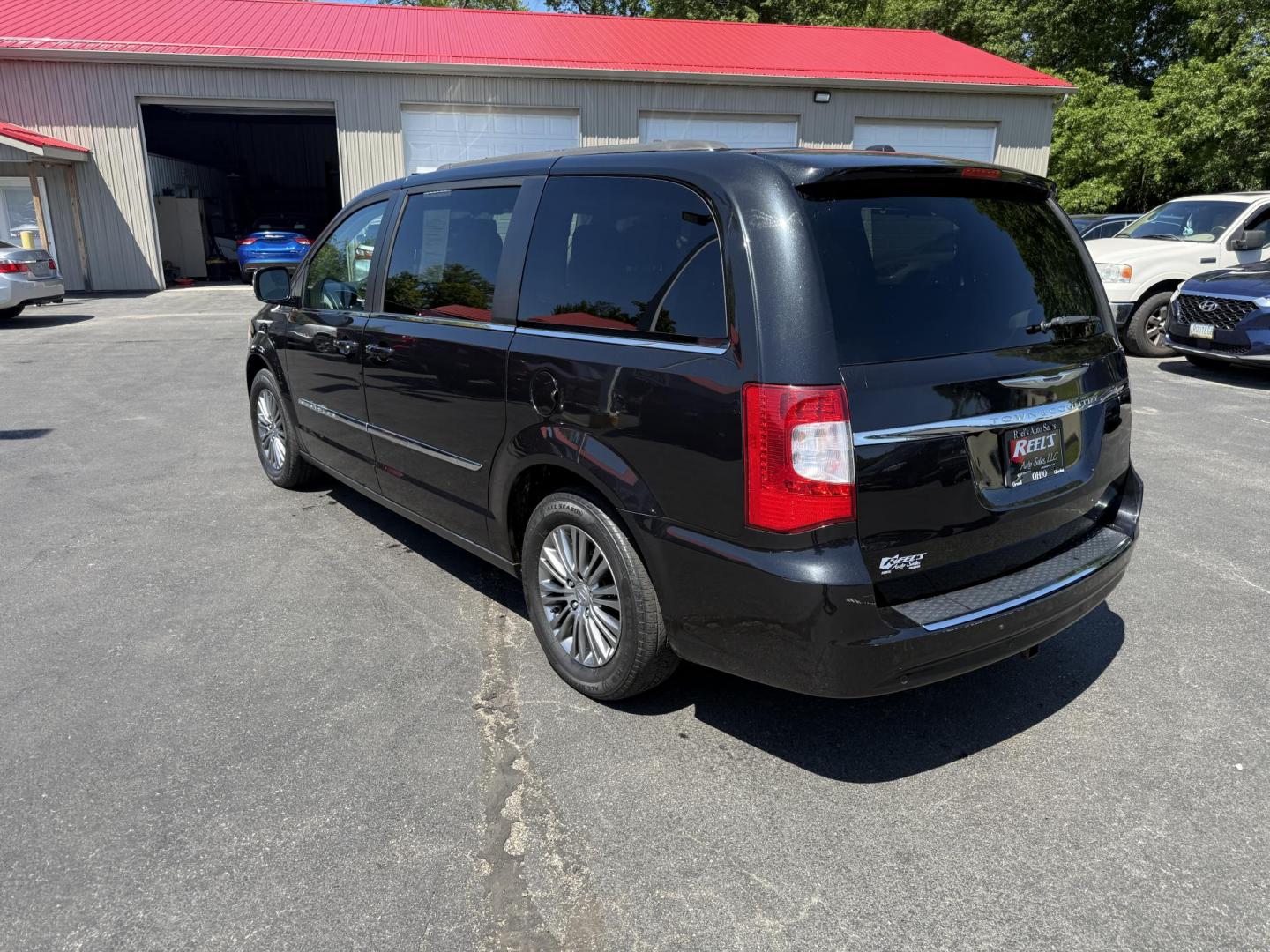 2014 Black /Black Chrysler Town & Country Touring-L (2C4RC1CG9ER) with an 3.6L V6 DOHC 24V FFV engine, 6-Speed Automatic transmission, located at 547 E. Main St., Orwell, OH, 44076, (440) 437-5893, 41.535435, -80.847855 - Photo#9