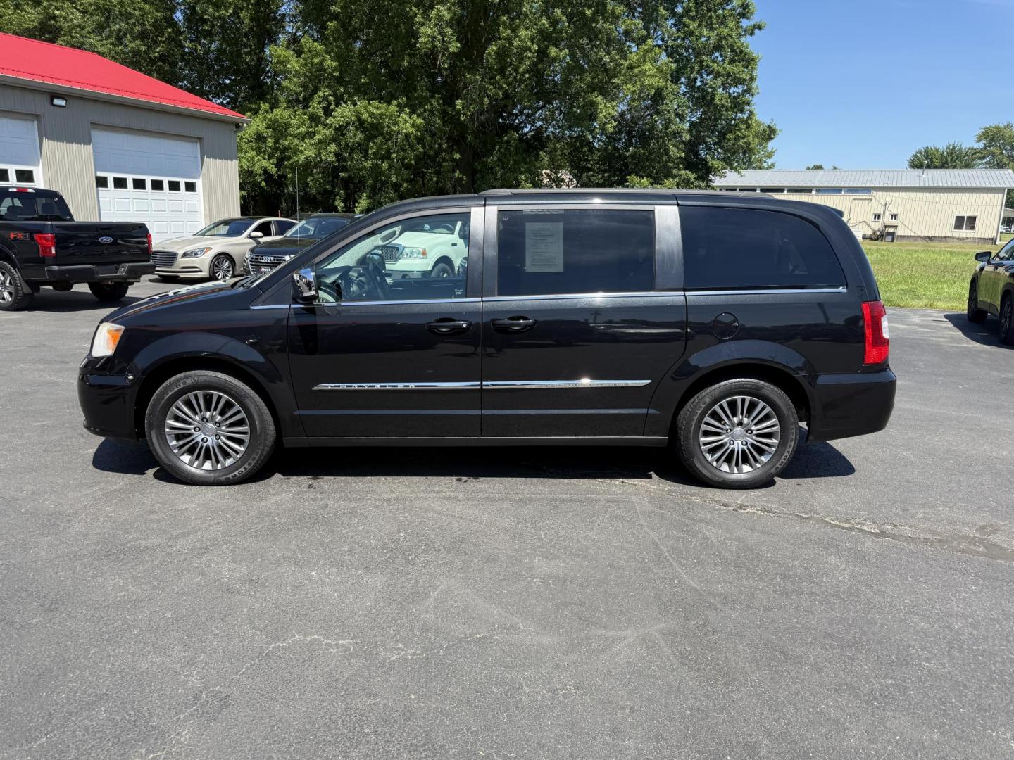 2014 Black /Black Chrysler Town & Country Touring-L (2C4RC1CG9ER) with an 3.6L V6 DOHC 24V FFV engine, 6-Speed Automatic transmission, located at 547 E. Main St., Orwell, OH, 44076, (440) 437-5893, 41.535435, -80.847855 - Photo#12
