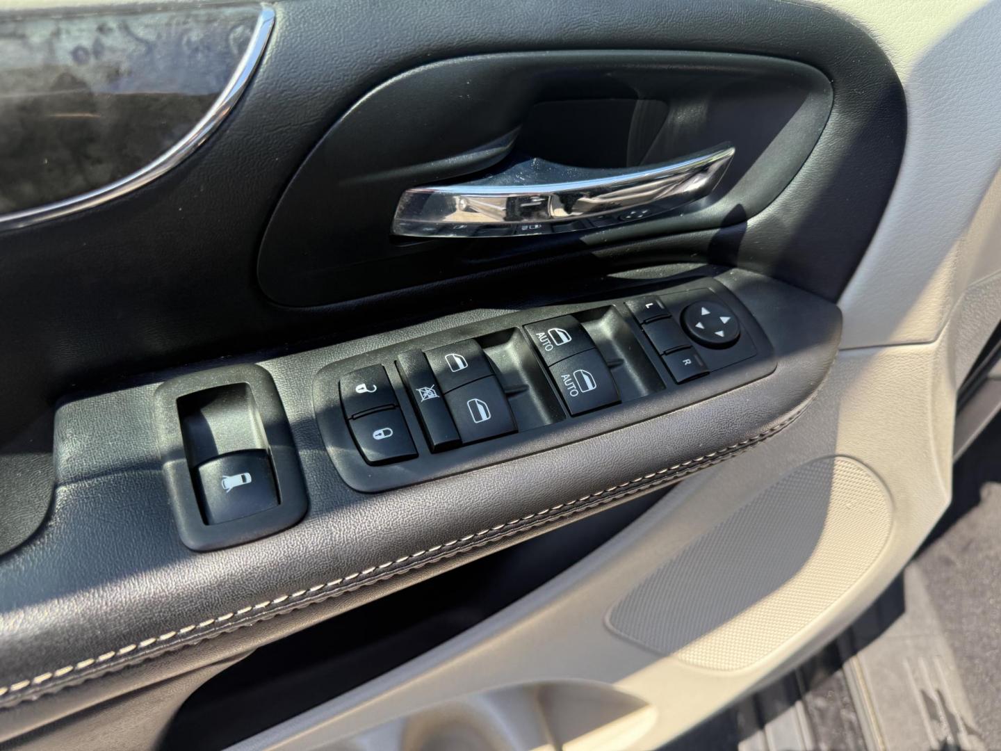 2014 Black /Black Chrysler Town & Country Touring-L (2C4RC1CG9ER) with an 3.6L V6 DOHC 24V FFV engine, 6-Speed Automatic transmission, located at 547 E. Main St., Orwell, OH, 44076, (440) 437-5893, 41.535435, -80.847855 - Photo#17