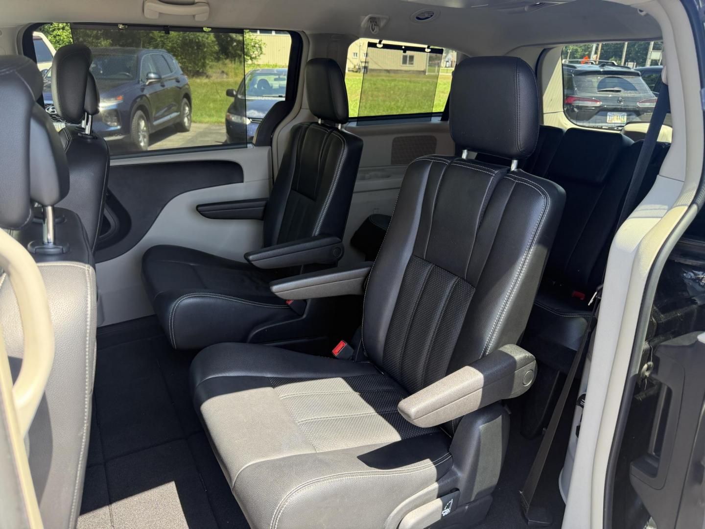 2014 Black /Black Chrysler Town & Country Touring-L (2C4RC1CG9ER) with an 3.6L V6 DOHC 24V FFV engine, 6-Speed Automatic transmission, located at 547 E. Main St., Orwell, OH, 44076, (440) 437-5893, 41.535435, -80.847855 - Photo#32