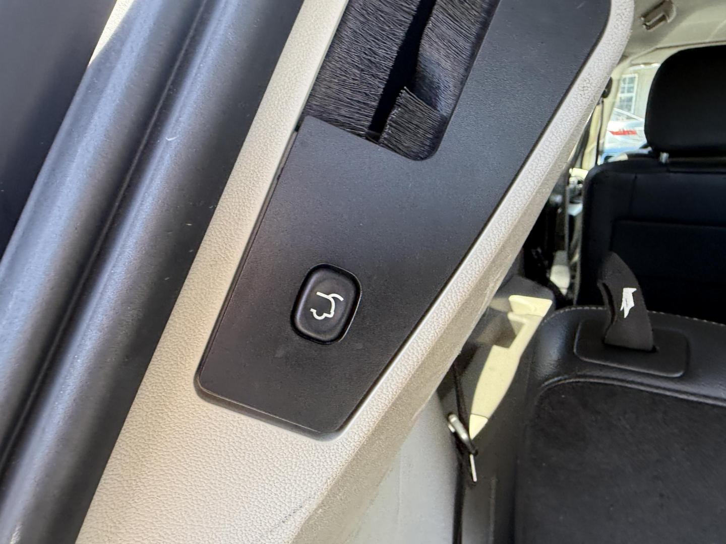 2014 Black /Black Chrysler Town & Country Touring-L (2C4RC1CG9ER) with an 3.6L V6 DOHC 24V FFV engine, 6-Speed Automatic transmission, located at 547 E. Main St., Orwell, OH, 44076, (440) 437-5893, 41.535435, -80.847855 - Photo#37