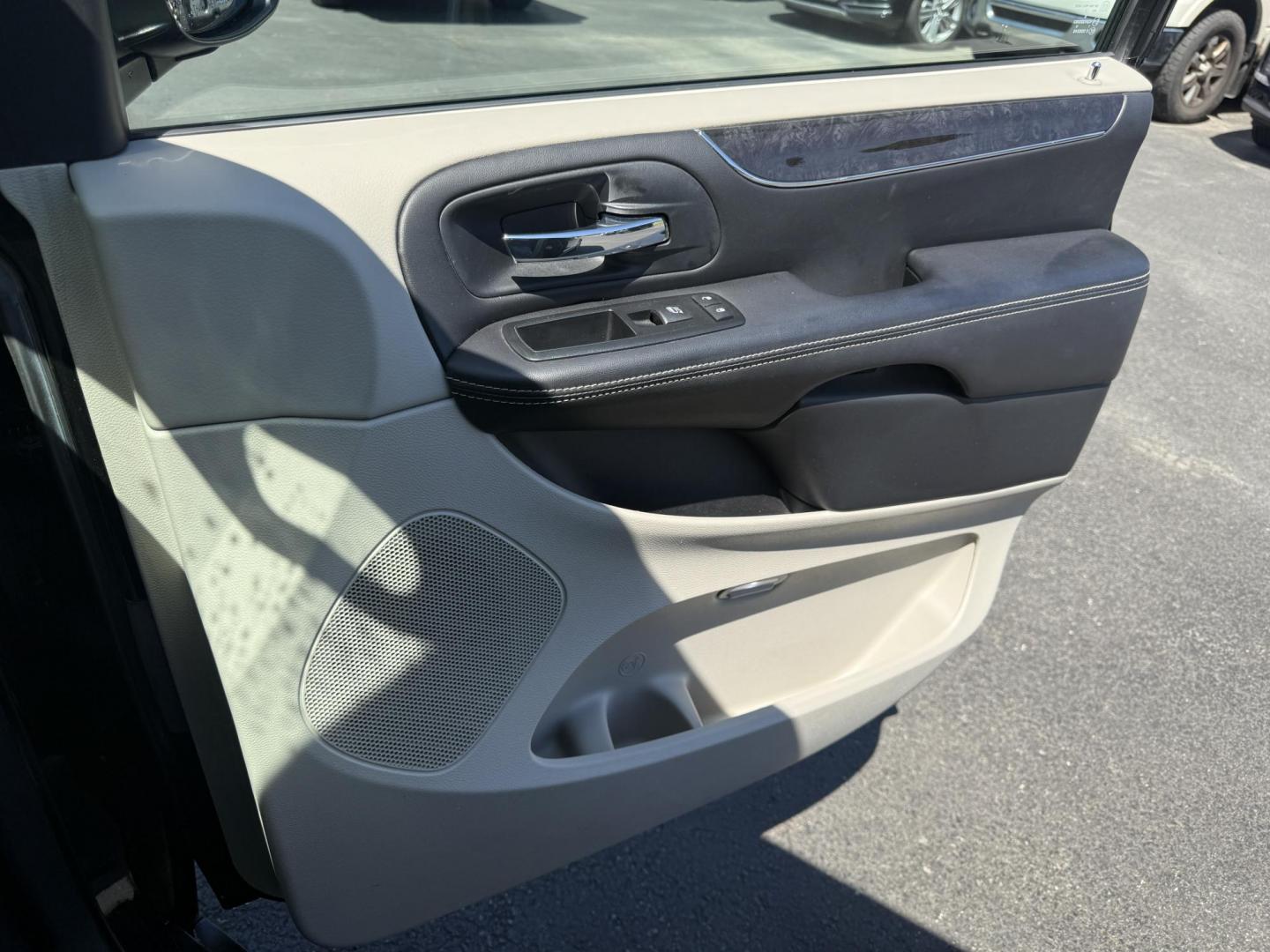 2014 Black /Black Chrysler Town & Country Touring-L (2C4RC1CG9ER) with an 3.6L V6 DOHC 24V FFV engine, 6-Speed Automatic transmission, located at 547 E. Main St., Orwell, OH, 44076, (440) 437-5893, 41.535435, -80.847855 - Photo#43