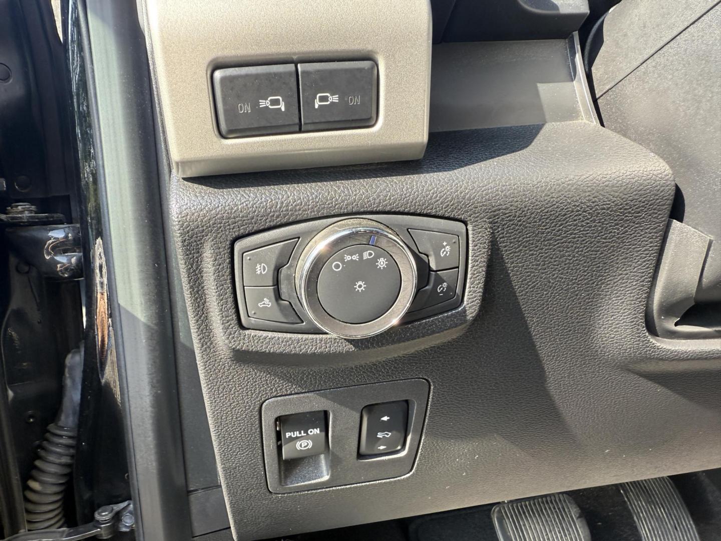2018 Black /Black Ford F-150 Lariat SuperCrew 5.5-ft. 4WD (1FTEW1E54JF) with an 5.0L V8 OHV 32V FFV engine, 10 Speed Auto transmission, located at 11115 Chardon Rd. , Chardon, OH, 44024, (440) 214-9705, 41.580246, -81.241943 - This 2018 Ford F-150 Lariat Crew Cab 4WD, equipped with the 5.0L Coyote V8 and 10-speed automatic transmission, blends strong performance (395 hp, 400 lb-ft) with luxury features like leather, heated/cooled power seats, dual-zone climate, and advanced tech (Apple CarPlay, Android Auto, navigation). - Photo#23