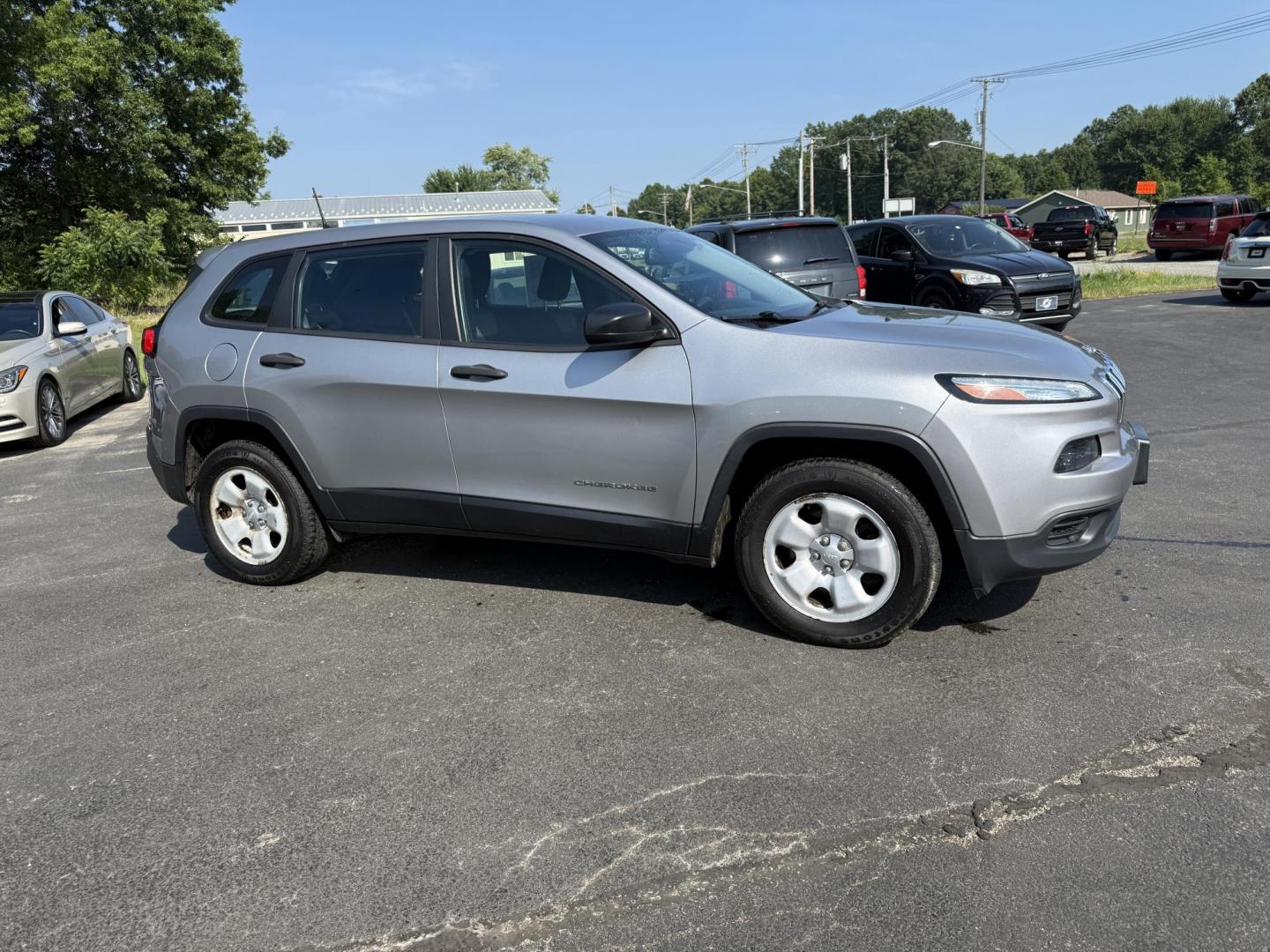 2016 Silver /Black Jeep Cherokee Sport 4WD (1C4PJMAS5GW) with an 3.2L V6 DOHC 24V engine, 9A transmission, located at 547 E. Main St., Orwell, OH, 44076, (440) 437-5893, 41.535435, -80.847855 - Photo#3
