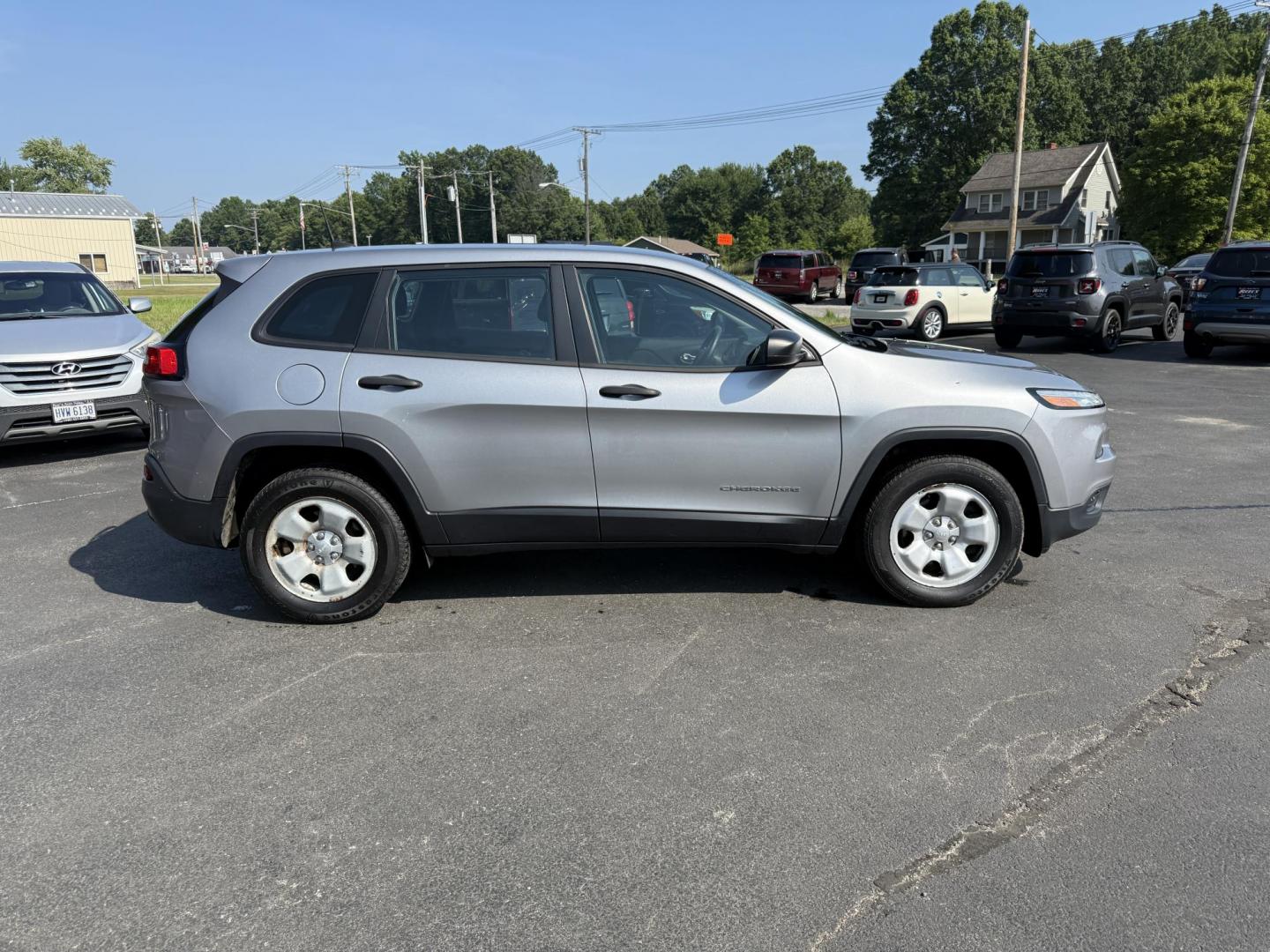 2016 Silver /Black Jeep Cherokee Sport 4WD (1C4PJMAS5GW) with an 3.2L V6 DOHC 24V engine, 9A transmission, located at 547 E. Main St., Orwell, OH, 44076, (440) 437-5893, 41.535435, -80.847855 - Photo#5