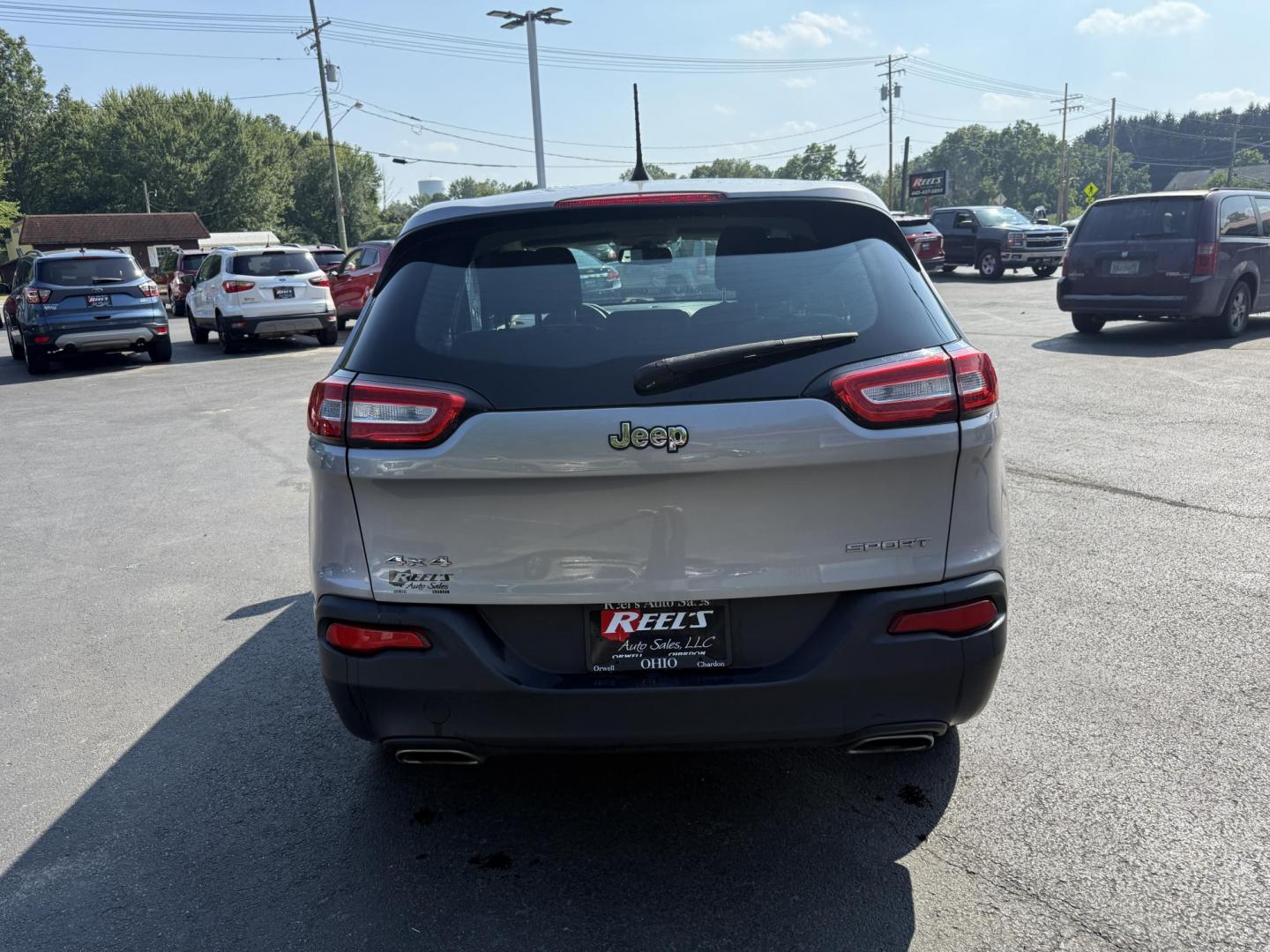 2016 Silver /Black Jeep Cherokee Sport 4WD (1C4PJMAS5GW) with an 3.2L V6 DOHC 24V engine, 9A transmission, located at 547 E. Main St., Orwell, OH, 44076, (440) 437-5893, 41.535435, -80.847855 - Photo#8