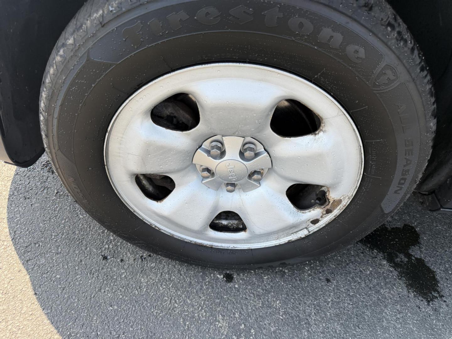 2016 Silver /Black Jeep Cherokee Sport 4WD (1C4PJMAS5GW) with an 3.2L V6 DOHC 24V engine, 9A transmission, located at 547 E. Main St., Orwell, OH, 44076, (440) 437-5893, 41.535435, -80.847855 - Photo#12