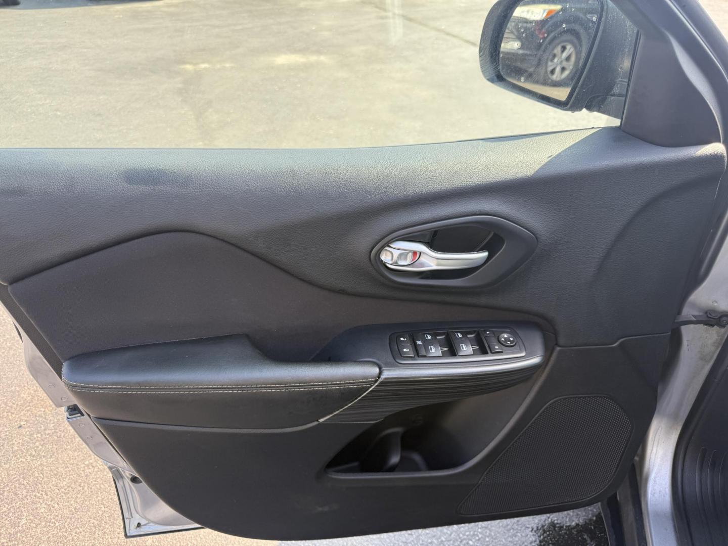 2016 Silver /Black Jeep Cherokee Sport 4WD (1C4PJMAS5GW) with an 3.2L V6 DOHC 24V engine, 9A transmission, located at 547 E. Main St., Orwell, OH, 44076, (440) 437-5893, 41.535435, -80.847855 - Photo#15