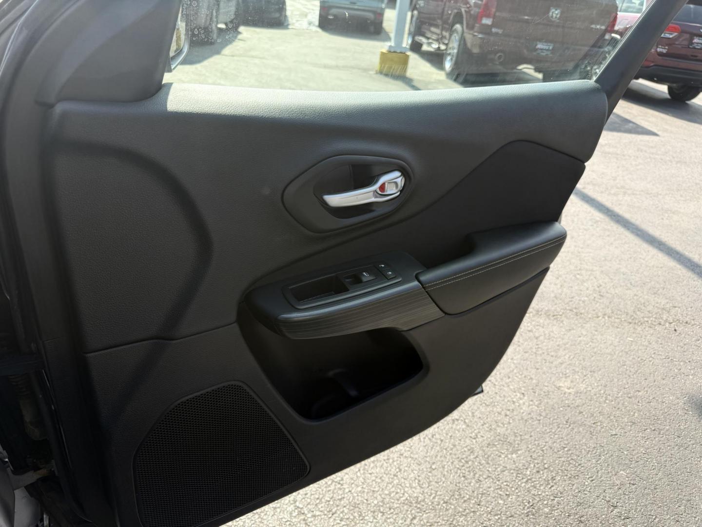 2016 Silver /Black Jeep Cherokee Sport 4WD (1C4PJMAS5GW) with an 3.2L V6 DOHC 24V engine, 9A transmission, located at 547 E. Main St., Orwell, OH, 44076, (440) 437-5893, 41.535435, -80.847855 - Photo#35