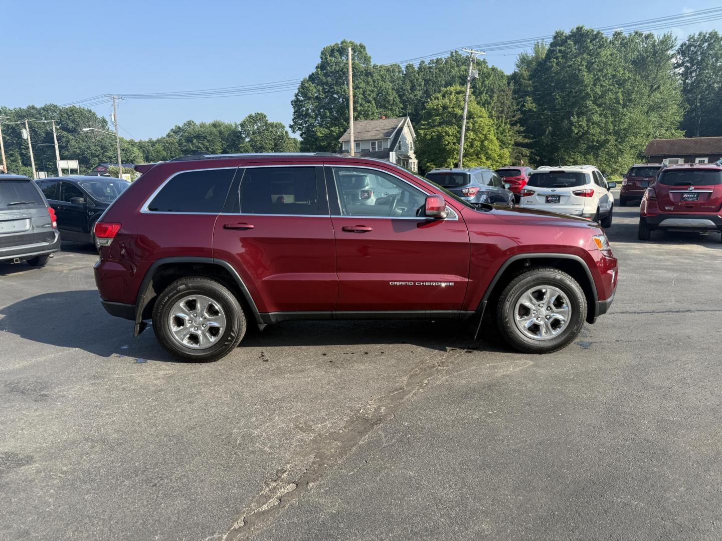 2016 Red /Black Jeep Grand Cherokee Laredo E 4WD (1C4RJFAG4GC) with an 3.6L V6 DOHC 24V engine, 8A transmission, located at 547 E. Main St., Orwell, OH, 44076, (440) 437-5893, 41.535435, -80.847855 - This One Owner 2016 Jeep Grand Cherokee Laredo E 4WD comes equipped with a 3.6L Pentastar V6 engine and an 8-speed automatic transmission, providing a solid balance of power and efficiency. It features a power driver's seat, dual-zone automatic climate control, a 5.0" touchscreen, a 7.0" gauge clust - Photo#5