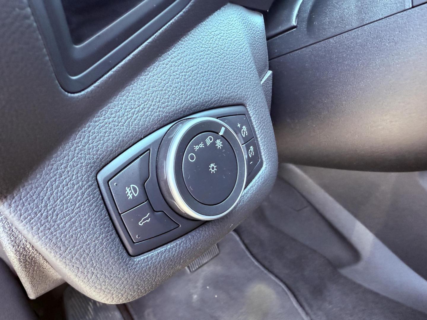 2018 Black /Black Ford Escape SE 4WD (1FMCU9GD6JU) with an 1.5L I4 DOHC 16V Turbo engine, 6A transmission, located at 547 E. Main St., Orwell, OH, 44076, (440) 437-5893, 41.535435, -80.847855 - This 2018 Ford Escape SE 4WD features a 1.5L turbocharged EcoBoost I4 engine paired with a 6-speed automatic transmission, delivering a good balance of power and efficiency (up to 28 MPG highway). It offers comfort and convenience with a power driver’s seat, heated front seats, dual-zone automatic - Photo#22