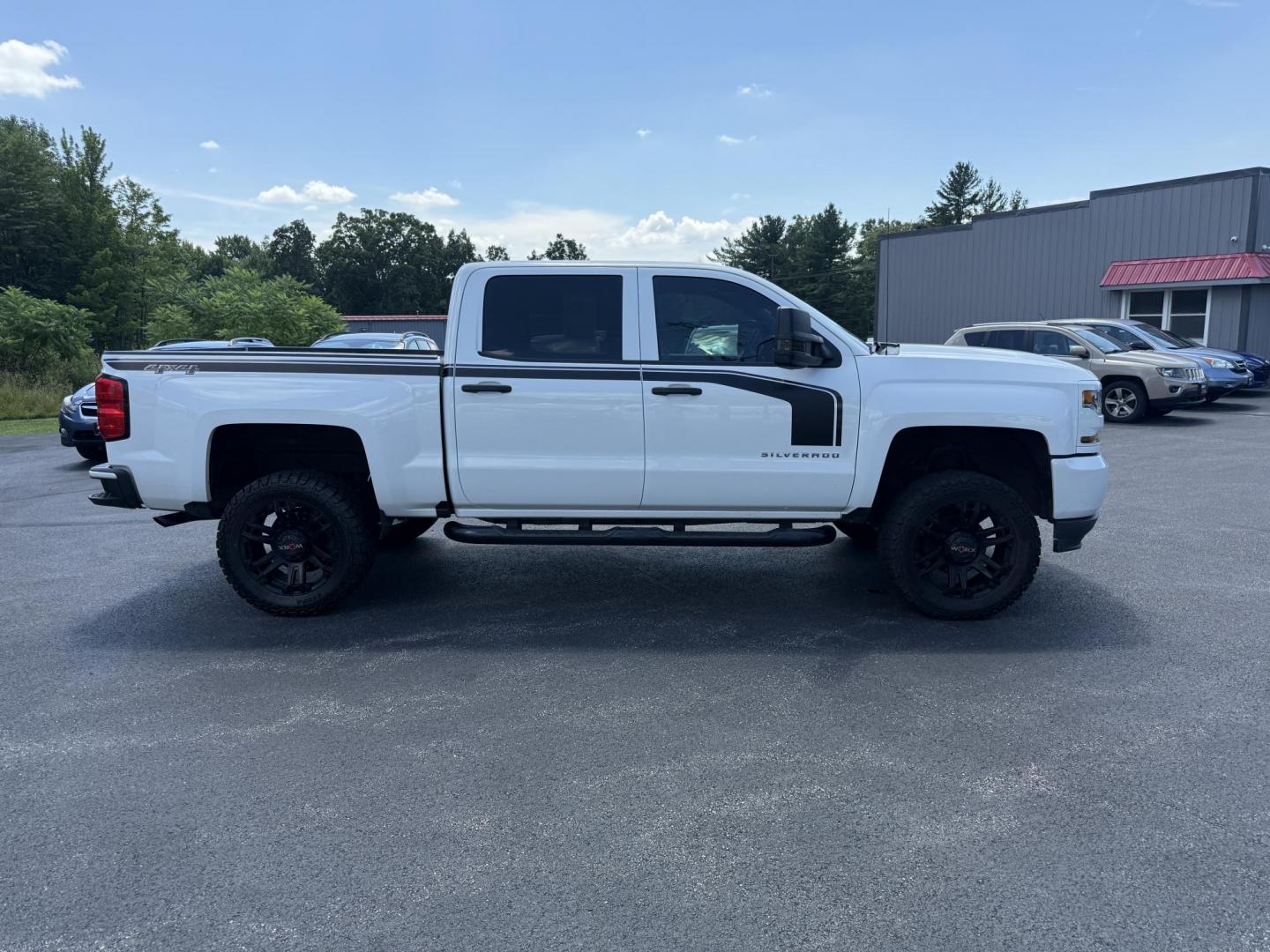 2018 White /Gray Chevrolet Silverado 1500 Custom Crew Cab 4WD (3GCUKPEC7JG) with an 5.3L V8 OHV 16V engine, 6A transmission, located at 11115 Chardon Rd. , Chardon, OH, 44024, (440) 214-9705, 41.580246, -81.241943 - This One Owner 2018 Chevrolet Silverado 1500 Custom Crew Cab with the 5.3L EcoTec3 V8 engine and 6-speed automatic transmission offers solid performance, featuring 3.42 rear axle gearing and the G80 automatic locking rear differential for enhanced traction. With a towing capacity of 9,100 pounds, it - Photo#5