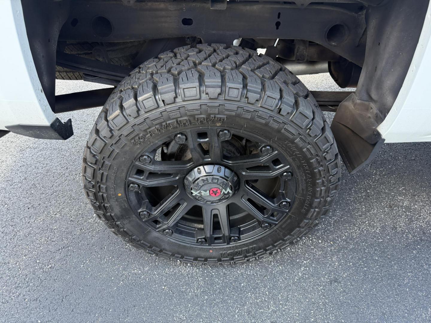 2018 White /Gray Chevrolet Silverado 1500 Custom Crew Cab 4WD (3GCUKPEC7JG) with an 5.3L V8 OHV 16V engine, 6A transmission, located at 11115 Chardon Rd. , Chardon, OH, 44024, (440) 214-9705, 41.580246, -81.241943 - This One Owner 2018 Chevrolet Silverado 1500 Custom Crew Cab with the 5.3L EcoTec3 V8 engine and 6-speed automatic transmission offers solid performance, featuring 3.42 rear axle gearing and the G80 automatic locking rear differential for enhanced traction. With a towing capacity of 9,100 pounds, it - Photo#6
