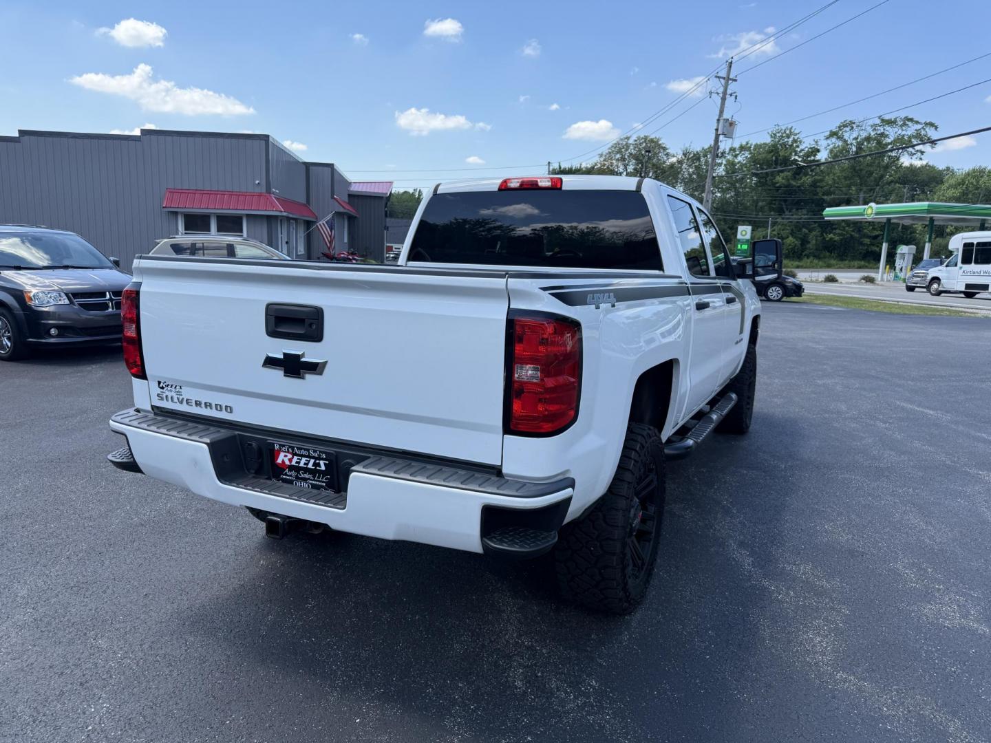 2018 White /Gray Chevrolet Silverado 1500 Custom Crew Cab 4WD (3GCUKPEC7JG) with an 5.3L V8 OHV 16V engine, 6A transmission, located at 11115 Chardon Rd. , Chardon, OH, 44024, (440) 214-9705, 41.580246, -81.241943 - This One Owner 2018 Chevrolet Silverado 1500 Custom Crew Cab with the 5.3L EcoTec3 V8 engine and 6-speed automatic transmission offers solid performance, featuring 3.42 rear axle gearing and the G80 automatic locking rear differential for enhanced traction. With a towing capacity of 9,100 pounds, it - Photo#7