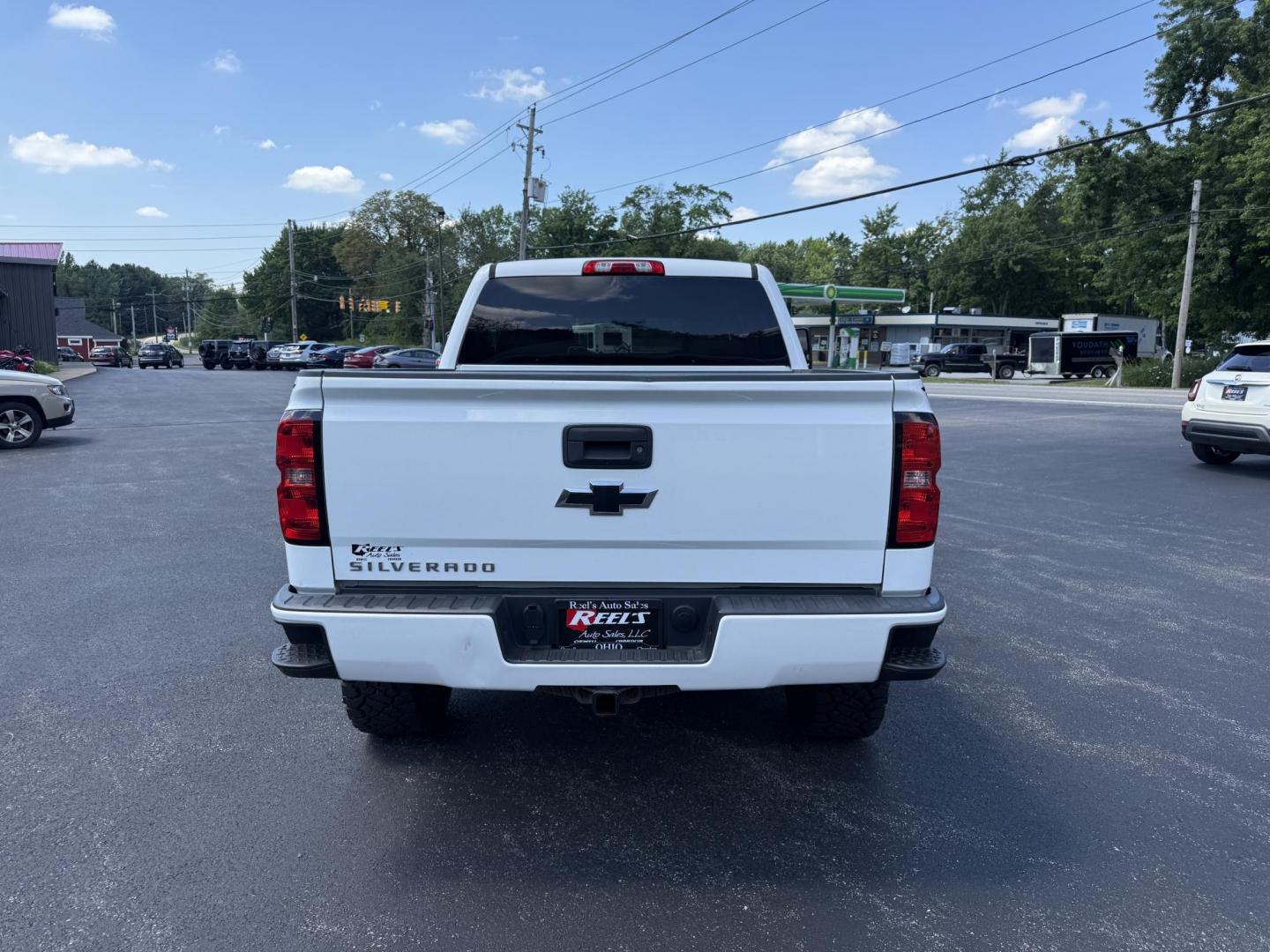 2018 White /Gray Chevrolet Silverado 1500 Custom Crew Cab 4WD (3GCUKPEC7JG) with an 5.3L V8 OHV 16V engine, 6A transmission, located at 11115 Chardon Rd. , Chardon, OH, 44024, (440) 214-9705, 41.580246, -81.241943 - This One Owner 2018 Chevrolet Silverado 1500 Custom Crew Cab with the 5.3L EcoTec3 V8 engine and 6-speed automatic transmission offers solid performance, featuring 3.42 rear axle gearing and the G80 automatic locking rear differential for enhanced traction. With a towing capacity of 9,100 pounds, it - Photo#8