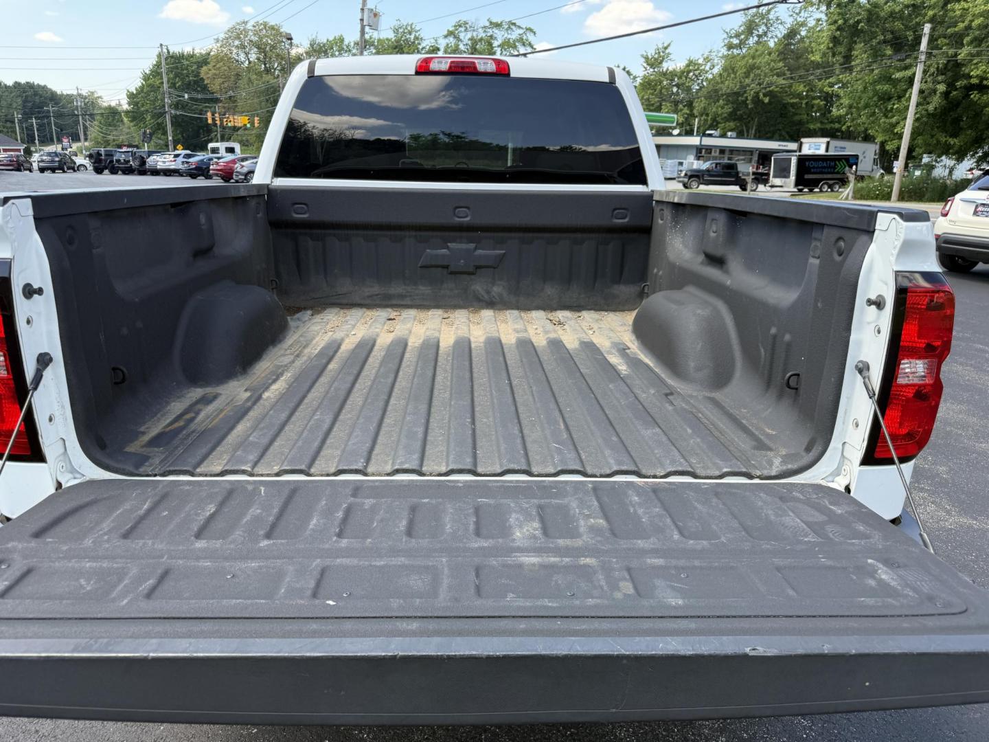 2018 White /Gray Chevrolet Silverado 1500 Custom Crew Cab 4WD (3GCUKPEC7JG) with an 5.3L V8 OHV 16V engine, 6A transmission, located at 11115 Chardon Rd. , Chardon, OH, 44024, (440) 214-9705, 41.580246, -81.241943 - This One Owner 2018 Chevrolet Silverado 1500 Custom Crew Cab with the 5.3L EcoTec3 V8 engine and 6-speed automatic transmission offers solid performance, featuring 3.42 rear axle gearing and the G80 automatic locking rear differential for enhanced traction. With a towing capacity of 9,100 pounds, it - Photo#9