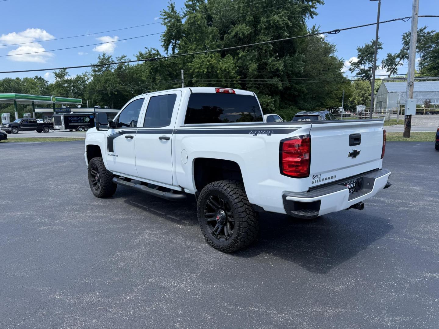 2018 White /Gray Chevrolet Silverado 1500 Custom Crew Cab 4WD (3GCUKPEC7JG) with an 5.3L V8 OHV 16V engine, 6A transmission, located at 11115 Chardon Rd. , Chardon, OH, 44024, (440) 214-9705, 41.580246, -81.241943 - This One Owner 2018 Chevrolet Silverado 1500 Custom Crew Cab with the 5.3L EcoTec3 V8 engine and 6-speed automatic transmission offers solid performance, featuring 3.42 rear axle gearing and the G80 automatic locking rear differential for enhanced traction. With a towing capacity of 9,100 pounds, it - Photo#10