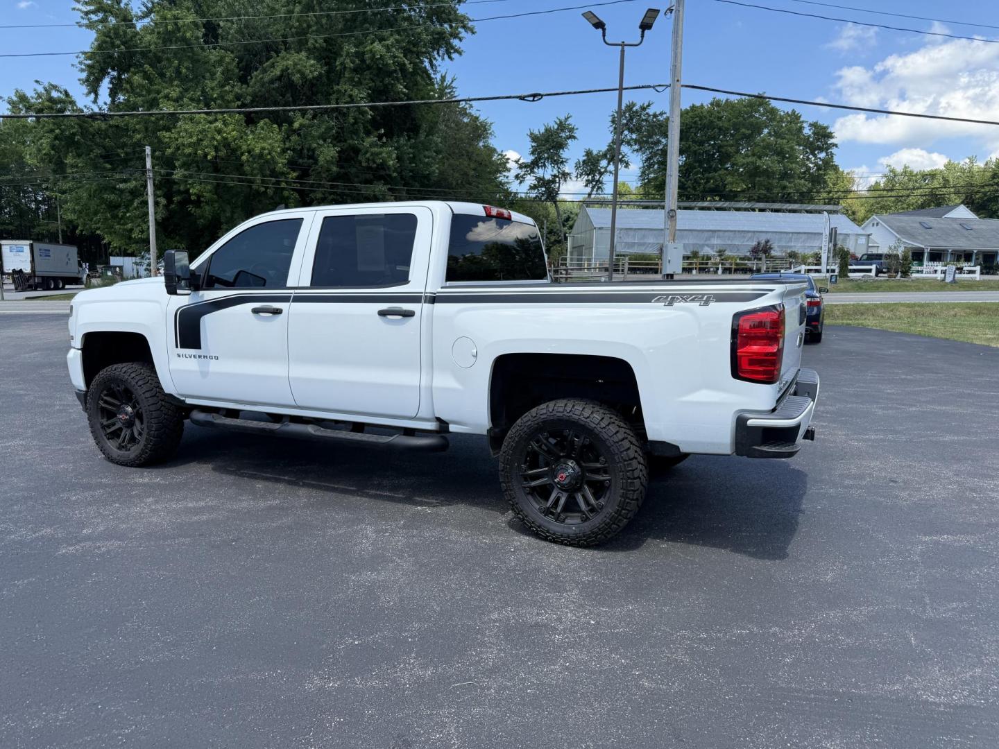 2018 White /Gray Chevrolet Silverado 1500 Custom Crew Cab 4WD (3GCUKPEC7JG) with an 5.3L V8 OHV 16V engine, 6A transmission, located at 11115 Chardon Rd. , Chardon, OH, 44024, (440) 214-9705, 41.580246, -81.241943 - This One Owner 2018 Chevrolet Silverado 1500 Custom Crew Cab with the 5.3L EcoTec3 V8 engine and 6-speed automatic transmission offers solid performance, featuring 3.42 rear axle gearing and the G80 automatic locking rear differential for enhanced traction. With a towing capacity of 9,100 pounds, it - Photo#11