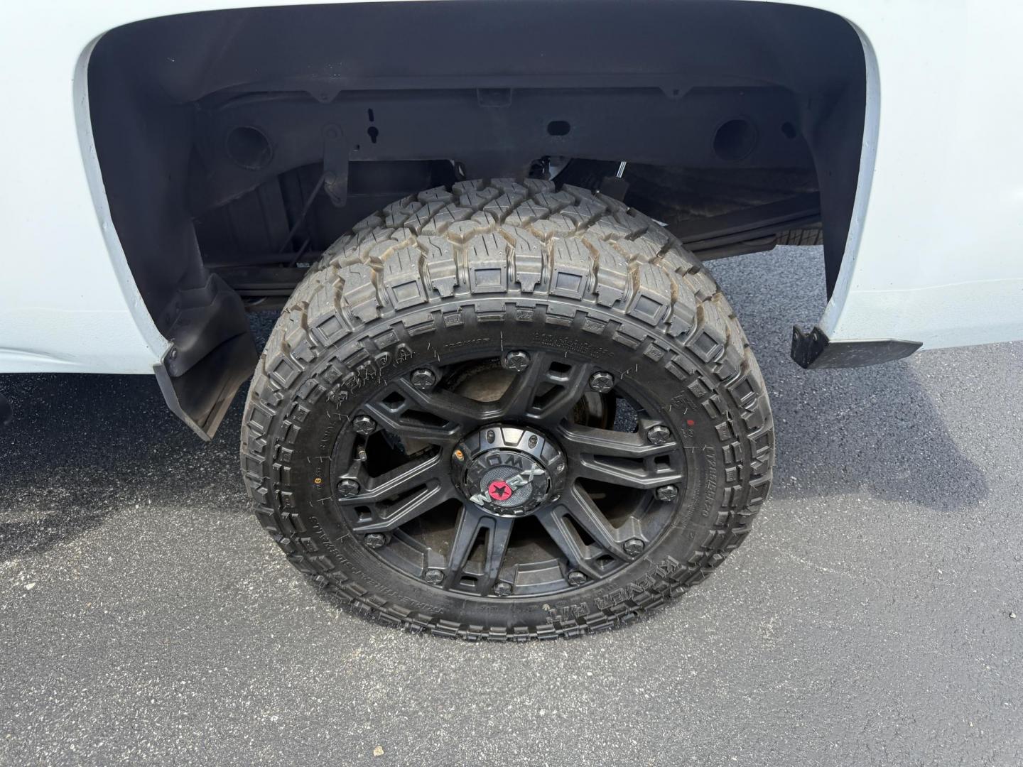 2018 White /Gray Chevrolet Silverado 1500 Custom Crew Cab 4WD (3GCUKPEC7JG) with an 5.3L V8 OHV 16V engine, 6A transmission, located at 11115 Chardon Rd. , Chardon, OH, 44024, (440) 214-9705, 41.580246, -81.241943 - This One Owner 2018 Chevrolet Silverado 1500 Custom Crew Cab with the 5.3L EcoTec3 V8 engine and 6-speed automatic transmission offers solid performance, featuring 3.42 rear axle gearing and the G80 automatic locking rear differential for enhanced traction. With a towing capacity of 9,100 pounds, it - Photo#12