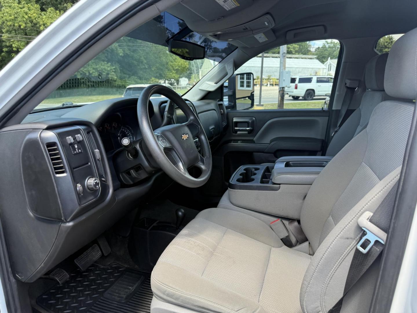 2018 White /Gray Chevrolet Silverado 1500 Custom Crew Cab 4WD (3GCUKPEC7JG) with an 5.3L V8 OHV 16V engine, 6A transmission, located at 11115 Chardon Rd. , Chardon, OH, 44024, (440) 214-9705, 41.580246, -81.241943 - This One Owner 2018 Chevrolet Silverado 1500 Custom Crew Cab with the 5.3L EcoTec3 V8 engine and 6-speed automatic transmission offers solid performance, featuring 3.42 rear axle gearing and the G80 automatic locking rear differential for enhanced traction. With a towing capacity of 9,100 pounds, it - Photo#20