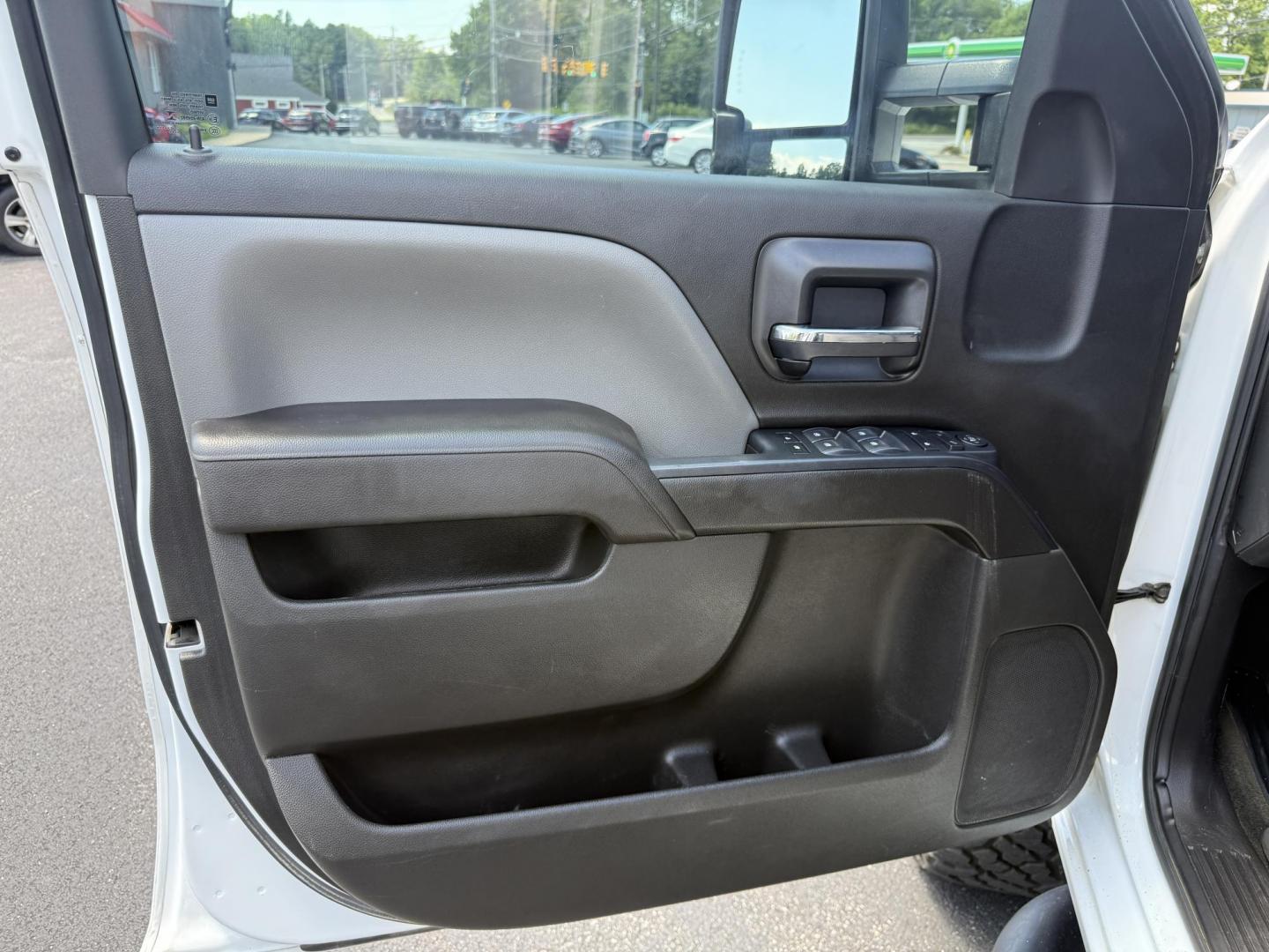 2018 White /Gray Chevrolet Silverado 1500 Custom Crew Cab 4WD (3GCUKPEC7JG) with an 5.3L V8 OHV 16V engine, 6A transmission, located at 11115 Chardon Rd. , Chardon, OH, 44024, (440) 214-9705, 41.580246, -81.241943 - This One Owner 2018 Chevrolet Silverado 1500 Custom Crew Cab with the 5.3L EcoTec3 V8 engine and 6-speed automatic transmission offers solid performance, featuring 3.42 rear axle gearing and the G80 automatic locking rear differential for enhanced traction. With a towing capacity of 9,100 pounds, it - Photo#21
