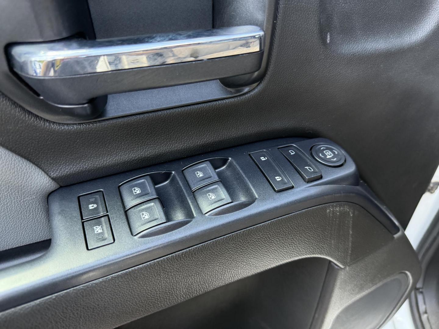 2018 White /Gray Chevrolet Silverado 1500 Custom Crew Cab 4WD (3GCUKPEC7JG) with an 5.3L V8 OHV 16V engine, 6A transmission, located at 11115 Chardon Rd. , Chardon, OH, 44024, (440) 214-9705, 41.580246, -81.241943 - This One Owner 2018 Chevrolet Silverado 1500 Custom Crew Cab with the 5.3L EcoTec3 V8 engine and 6-speed automatic transmission offers solid performance, featuring 3.42 rear axle gearing and the G80 automatic locking rear differential for enhanced traction. With a towing capacity of 9,100 pounds, it - Photo#22
