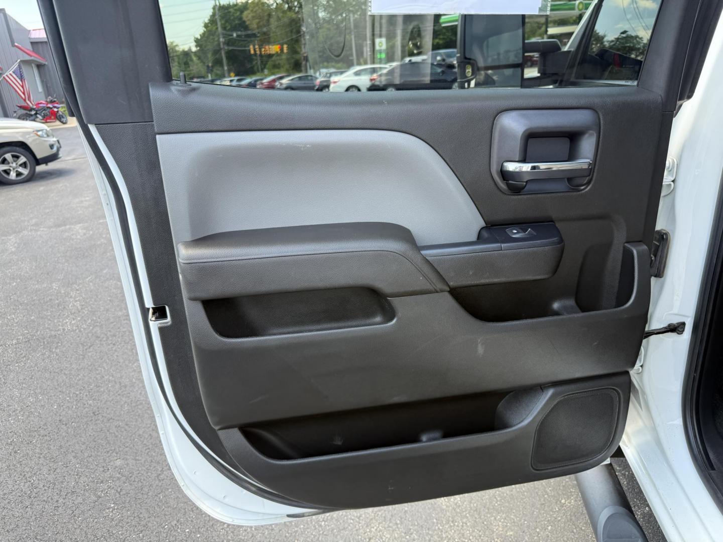 2018 White /Gray Chevrolet Silverado 1500 Custom Crew Cab 4WD (3GCUKPEC7JG) with an 5.3L V8 OHV 16V engine, 6A transmission, located at 11115 Chardon Rd. , Chardon, OH, 44024, (440) 214-9705, 41.580246, -81.241943 - This One Owner 2018 Chevrolet Silverado 1500 Custom Crew Cab with the 5.3L EcoTec3 V8 engine and 6-speed automatic transmission offers solid performance, featuring 3.42 rear axle gearing and the G80 automatic locking rear differential for enhanced traction. With a towing capacity of 9,100 pounds, it - Photo#31