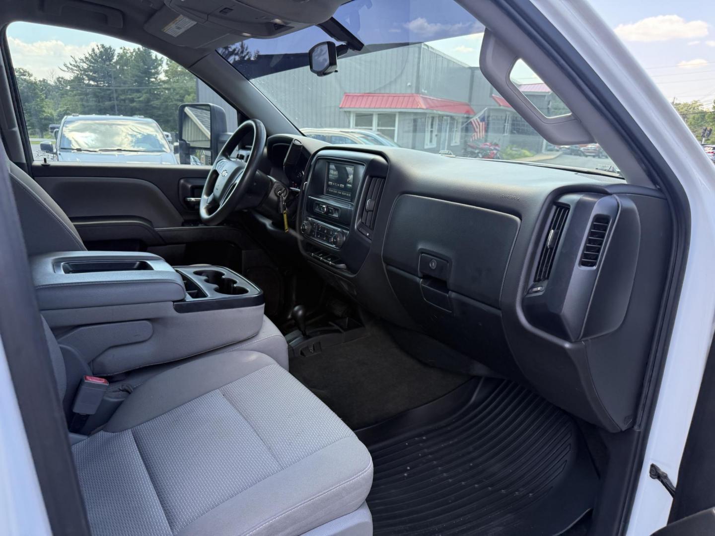 2018 White /Gray Chevrolet Silverado 1500 Custom Crew Cab 4WD (3GCUKPEC7JG) with an 5.3L V8 OHV 16V engine, 6A transmission, located at 11115 Chardon Rd. , Chardon, OH, 44024, (440) 214-9705, 41.580246, -81.241943 - This One Owner 2018 Chevrolet Silverado 1500 Custom Crew Cab with the 5.3L EcoTec3 V8 engine and 6-speed automatic transmission offers solid performance, featuring 3.42 rear axle gearing and the G80 automatic locking rear differential for enhanced traction. With a towing capacity of 9,100 pounds, it - Photo#34