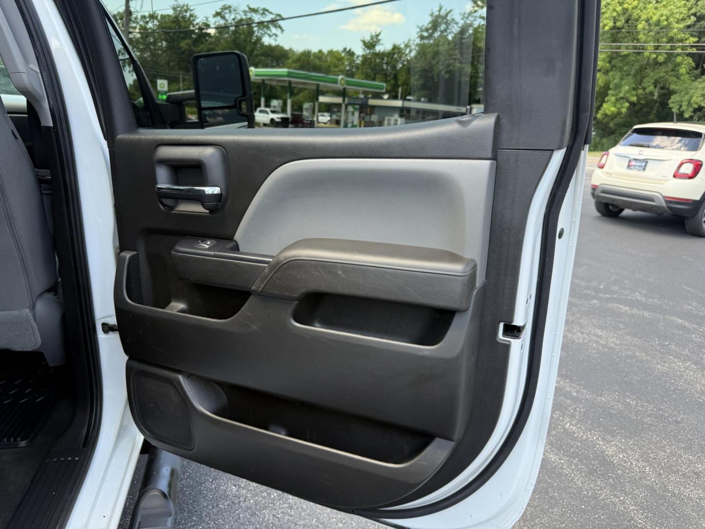 2018 White /Gray Chevrolet Silverado 1500 Custom Crew Cab 4WD (3GCUKPEC7JG) with an 5.3L V8 OHV 16V engine, 6A transmission, located at 11115 Chardon Rd. , Chardon, OH, 44024, (440) 214-9705, 41.580246, -81.241943 - This One Owner 2018 Chevrolet Silverado 1500 Custom Crew Cab with the 5.3L EcoTec3 V8 engine and 6-speed automatic transmission offers solid performance, featuring 3.42 rear axle gearing and the G80 automatic locking rear differential for enhanced traction. With a towing capacity of 9,100 pounds, it - Photo#33