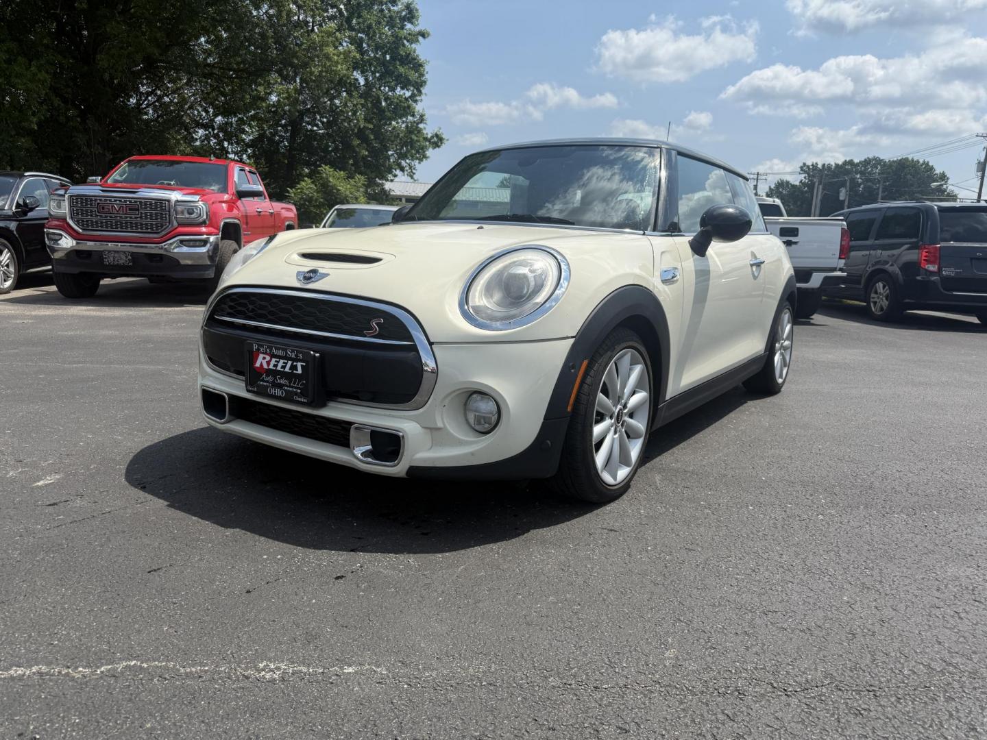 2015 White /Black Mini Cooper S (WMWXP7C56FT) with an 2.0L I4 DOHC 16V TURBO engine, 6 Speed Auto transmission, located at 547 E. Main St., Orwell, OH, 44076, (440) 437-5893, 41.535435, -80.847855 - This 2015 Mini Cooper S is a well-equipped, sporty hatchback featuring a 2.0L turbocharged inline-4 engine paired with a 6-speed automatic transmission. It boasts a premium leather interior, an 8.0" touchscreen with navigation, backup camera and sensors, a heads-up display, and heated front seats. A - Photo#0