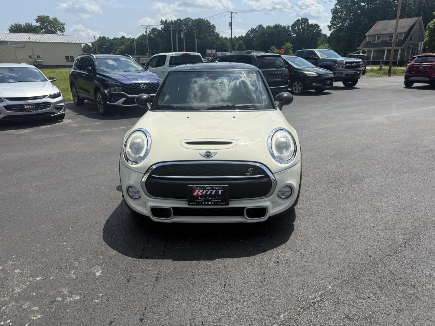 2015 White /Black Mini Cooper S (WMWXP7C56FT) with an 2.0L I4 DOHC 16V TURBO engine, 6 Speed Auto transmission, located at 547 E. Main St., Orwell, OH, 44076, (440) 437-5893, 41.535435, -80.847855 - This 2015 Mini Cooper S is a well-equipped, sporty hatchback featuring a 2.0L turbocharged inline-4 engine paired with a 6-speed automatic transmission. It boasts a premium leather interior, an 8.0" touchscreen with navigation, backup camera and sensors, a heads-up display, and heated front seats. A - Photo#1