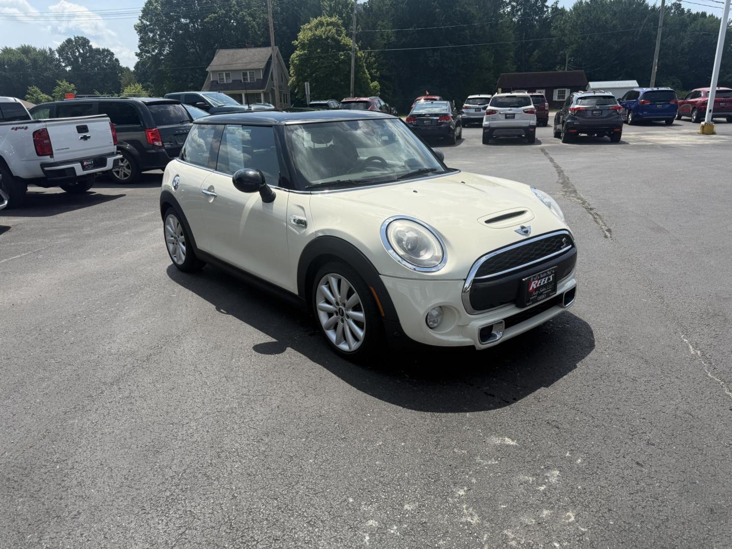 2015 White /Black Mini Cooper S (WMWXP7C56FT) with an 2.0L I4 DOHC 16V TURBO engine, 6 Speed Auto transmission, located at 547 E. Main St., Orwell, OH, 44076, (440) 437-5893, 41.535435, -80.847855 - This 2015 Mini Cooper S is a well-equipped, sporty hatchback featuring a 2.0L turbocharged inline-4 engine paired with a 6-speed automatic transmission. It boasts a premium leather interior, an 8.0" touchscreen with navigation, backup camera and sensors, a heads-up display, and heated front seats. A - Photo#2