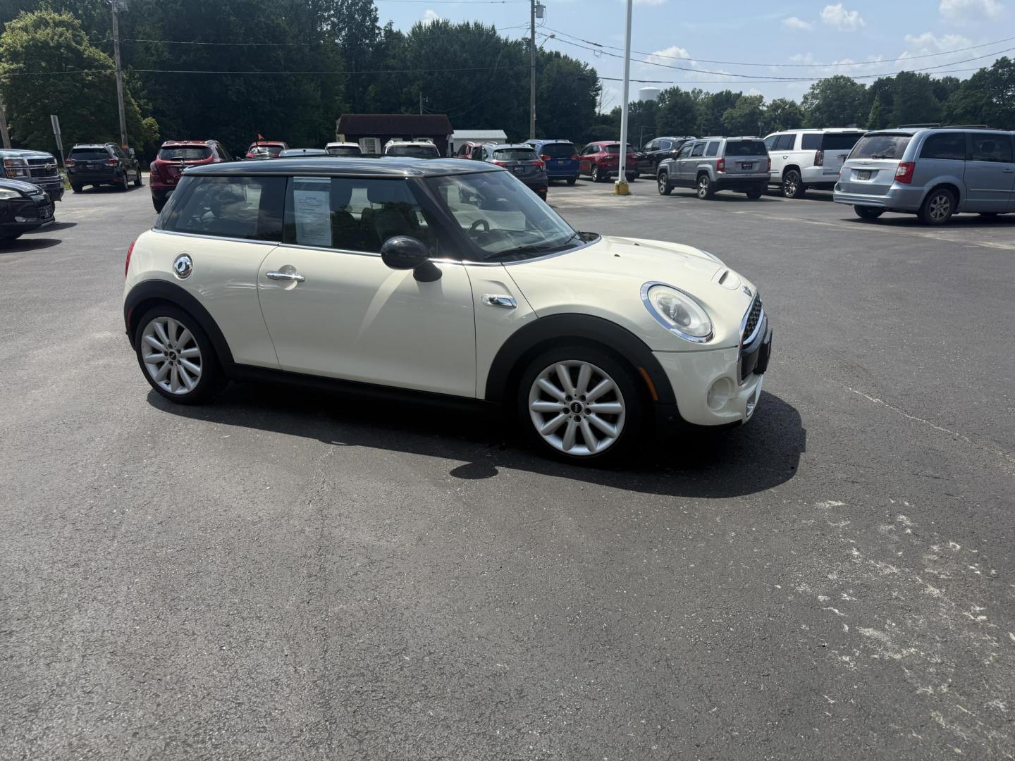 2015 White /Black Mini Cooper S (WMWXP7C56FT) with an 2.0L I4 DOHC 16V TURBO engine, 6 Speed Auto transmission, located at 547 E. Main St., Orwell, OH, 44076, (440) 437-5893, 41.535435, -80.847855 - This 2015 Mini Cooper S is a well-equipped, sporty hatchback featuring a 2.0L turbocharged inline-4 engine paired with a 6-speed automatic transmission. It boasts a premium leather interior, an 8.0" touchscreen with navigation, backup camera and sensors, a heads-up display, and heated front seats. A - Photo#3