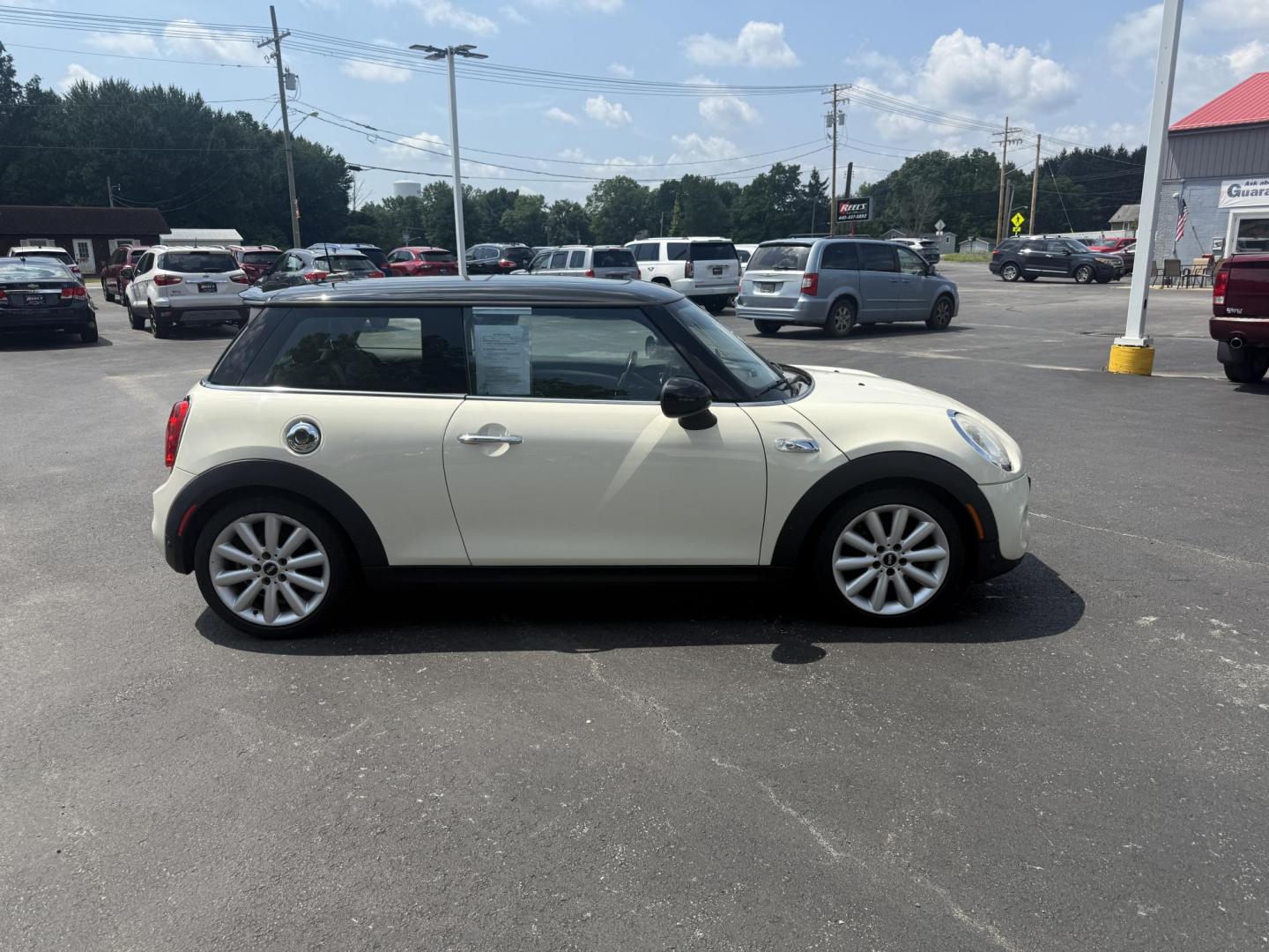 2015 White /Black Mini Cooper S (WMWXP7C56FT) with an 2.0L I4 DOHC 16V TURBO engine, 6 Speed Auto transmission, located at 547 E. Main St., Orwell, OH, 44076, (440) 437-5893, 41.535435, -80.847855 - This 2015 Mini Cooper S is a well-equipped, sporty hatchback featuring a 2.0L turbocharged inline-4 engine paired with a 6-speed automatic transmission. It boasts a premium leather interior, an 8.0" touchscreen with navigation, backup camera and sensors, a heads-up display, and heated front seats. A - Photo#5