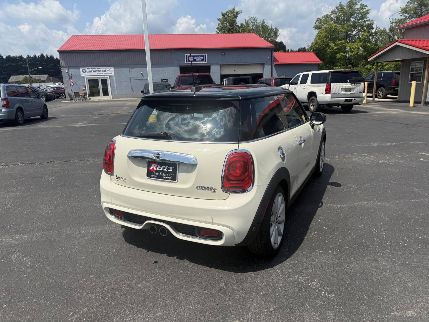2015 White /Black Mini Cooper S (WMWXP7C56FT) with an 2.0L I4 DOHC 16V TURBO engine, 6 Speed Auto transmission, located at 547 E. Main St., Orwell, OH, 44076, (440) 437-5893, 41.535435, -80.847855 - This 2015 Mini Cooper S is a well-equipped, sporty hatchback featuring a 2.0L turbocharged inline-4 engine paired with a 6-speed automatic transmission. It boasts a premium leather interior, an 8.0" touchscreen with navigation, backup camera and sensors, a heads-up display, and heated front seats. A - Photo#7