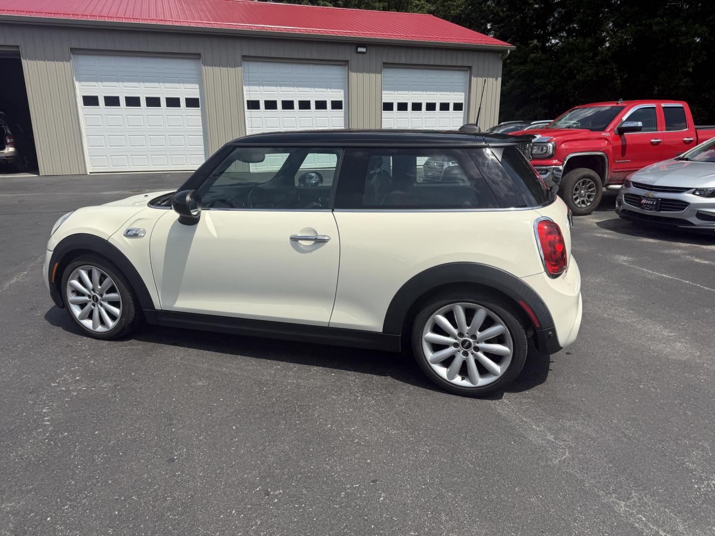 2015 White /Black Mini Cooper S (WMWXP7C56FT) with an 2.0L I4 DOHC 16V TURBO engine, 6 Speed Auto transmission, located at 547 E. Main St., Orwell, OH, 44076, (440) 437-5893, 41.535435, -80.847855 - This 2015 Mini Cooper S is a well-equipped, sporty hatchback featuring a 2.0L turbocharged inline-4 engine paired with a 6-speed automatic transmission. It boasts a premium leather interior, an 8.0" touchscreen with navigation, backup camera and sensors, a heads-up display, and heated front seats. A - Photo#9