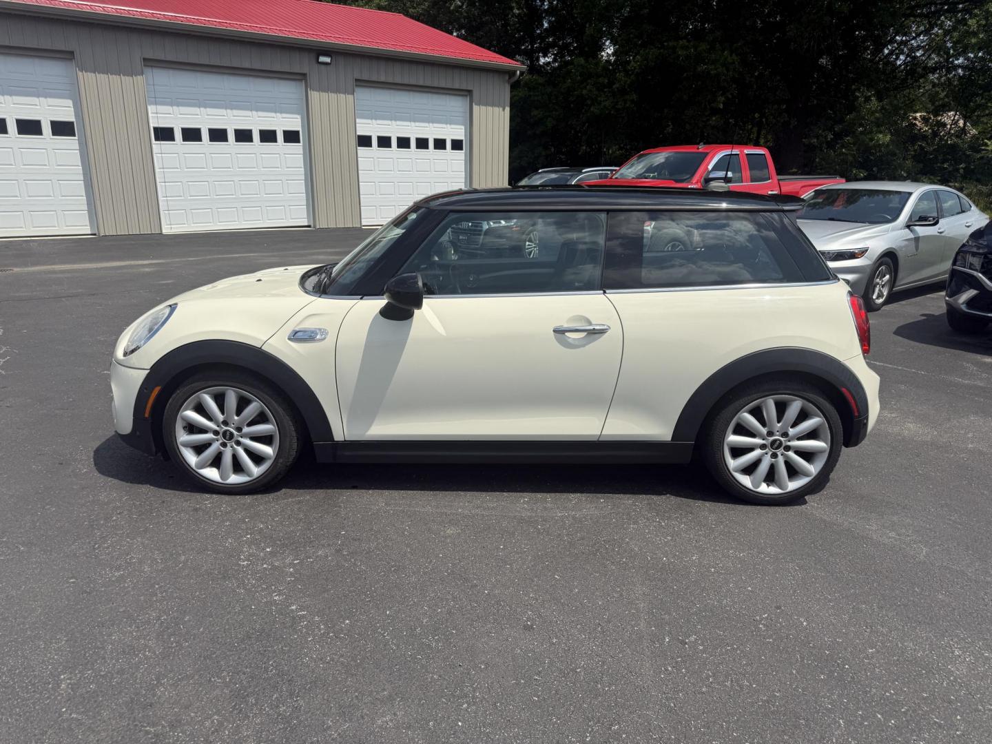 2015 White /Black Mini Cooper S (WMWXP7C56FT) with an 2.0L I4 DOHC 16V TURBO engine, 6 Speed Auto transmission, located at 547 E. Main St., Orwell, OH, 44076, (440) 437-5893, 41.535435, -80.847855 - This 2015 Mini Cooper S is a well-equipped, sporty hatchback featuring a 2.0L turbocharged inline-4 engine paired with a 6-speed automatic transmission. It boasts a premium leather interior, an 8.0" touchscreen with navigation, backup camera and sensors, a heads-up display, and heated front seats. A - Photo#11