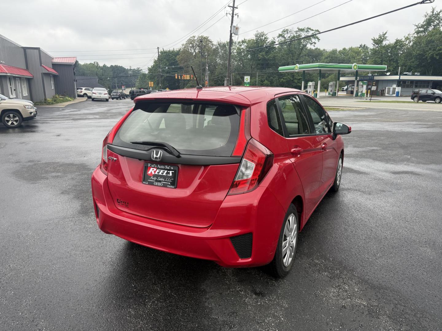 2016 Red /Black Honda Fit LX CVT (JHMGK5H55GX) with an 1.5L I4 SOHC 16V engine, Automatic transmission, located at 11115 Chardon Rd. , Chardon, OH, 44024, (440) 214-9705, 41.580246, -81.241943 - This One Owner 2016 Honda Fit LX is a practical and efficient subcompact hatchback powered by a 1.5L inline-4 engine, delivering impressive fuel economy of up to 40 MPG on the highway. It features a 5.0" center screen, backup camera, daytime running lights, ECO mode for enhanced efficiency, and spor - Photo#7
