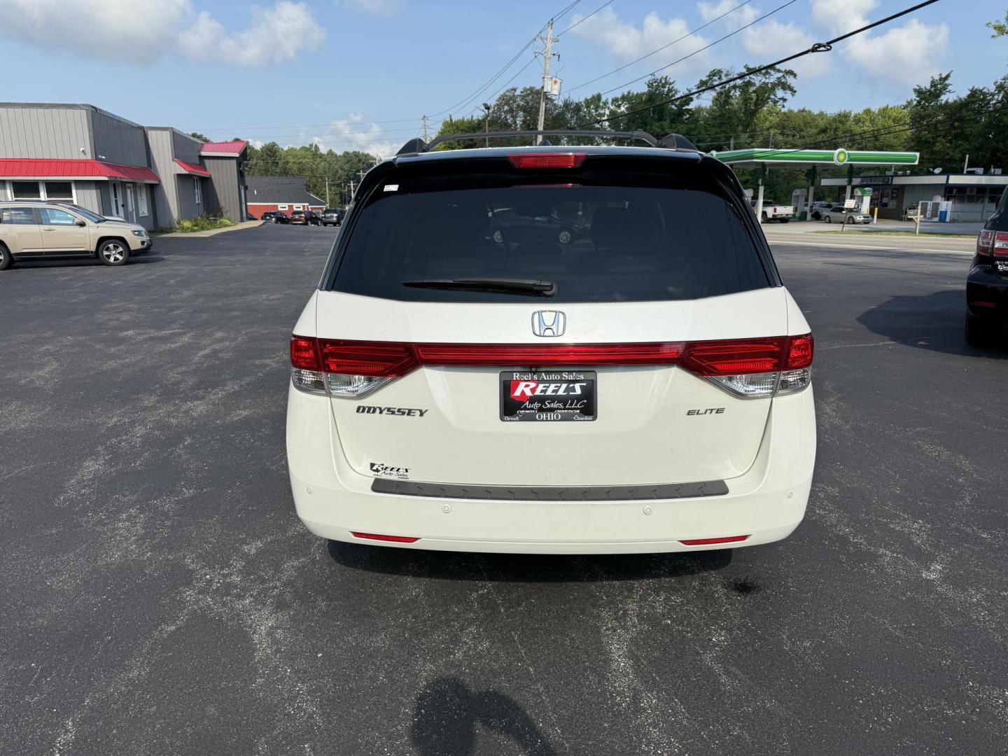 2014 White /Gray Honda Odyssey Touring Elite (5FNRL5H91EB) with an 3.5L V6 SOHC 24V engine, 6-Speed Automatic transmission, located at 11115 Chardon Rd. , Chardon, OH, 44024, (440) 214-9705, 41.580246, -81.241943 - This 2014 Honda Odyssey Touring Elite is a well-equipped minivan featuring a 3.5-liter V6 engine paired with a 6-speed automatic transmission, offering smooth performance and reliable power. It boasts a luxurious leather interior with power and heated front seats, tri-zone automatic climate control - Photo#8