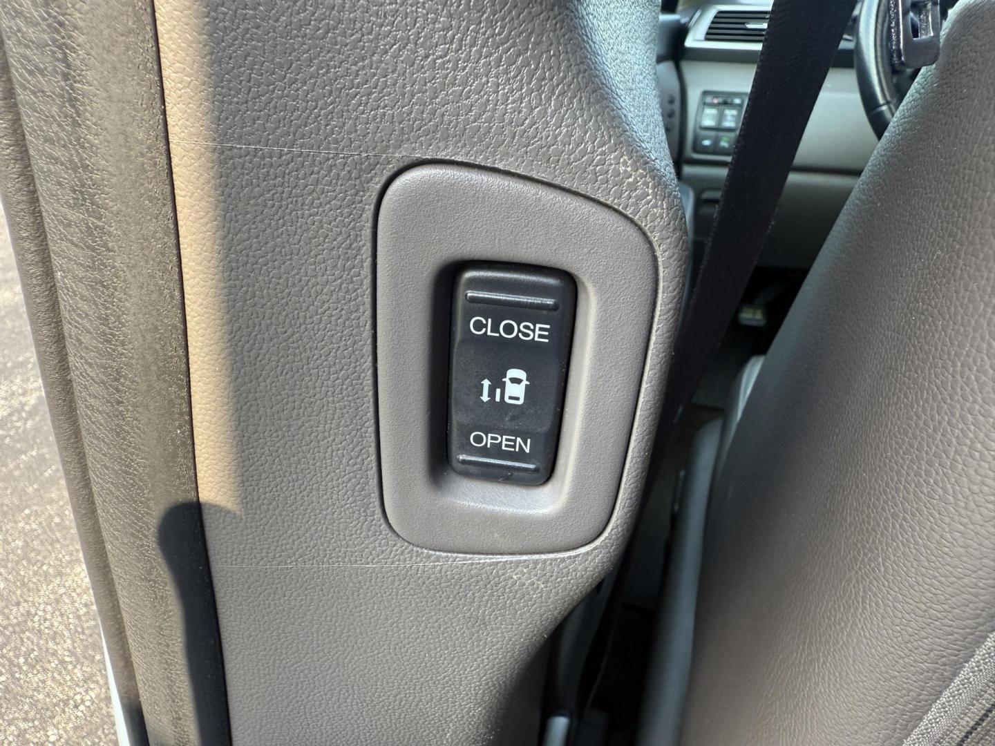 2014 White /Gray Honda Odyssey Touring Elite (5FNRL5H91EB) with an 3.5L V6 SOHC 24V engine, 6-Speed Automatic transmission, located at 11115 Chardon Rd. , Chardon, OH, 44024, (440) 214-9705, 41.580246, -81.241943 - This 2014 Honda Odyssey Touring Elite is a well-equipped minivan featuring a 3.5-liter V6 engine paired with a 6-speed automatic transmission, offering smooth performance and reliable power. It boasts a luxurious leather interior with power and heated front seats, tri-zone automatic climate control - Photo#38