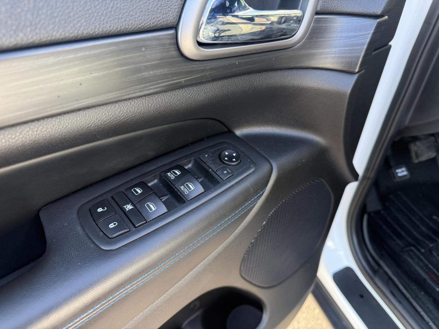 2019 White /Black Jeep Grand Cherokee Upland 4WD (1C4RJFAG7KC) with an 3.6L V6 DOHC 24V engine, 8A transmission, located at 547 E. Main St., Orwell, OH, 44076, (440) 437-5893, 41.535435, -80.847855 - This One Owner 2019 Jeep Grand Cherokee Upland 4WD features a 3.6L Pentastar V6 engine paired with an 8-speed automatic transmission, offering a blend of power and efficiency. It comes equipped with convenience and comfort features such as a power driver's seat, heated front seats, remote start, and - Photo#17