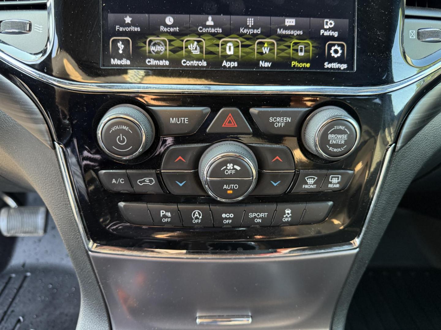 2019 White /Black Jeep Grand Cherokee Upland 4WD (1C4RJFAG7KC) with an 3.6L V6 DOHC 24V engine, 8A transmission, located at 547 E. Main St., Orwell, OH, 44076, (440) 437-5893, 41.535435, -80.847855 - This One Owner 2019 Jeep Grand Cherokee Upland 4WD features a 3.6L Pentastar V6 engine paired with an 8-speed automatic transmission, offering a blend of power and efficiency. It comes equipped with convenience and comfort features such as a power driver's seat, heated front seats, remote start, and - Photo#30