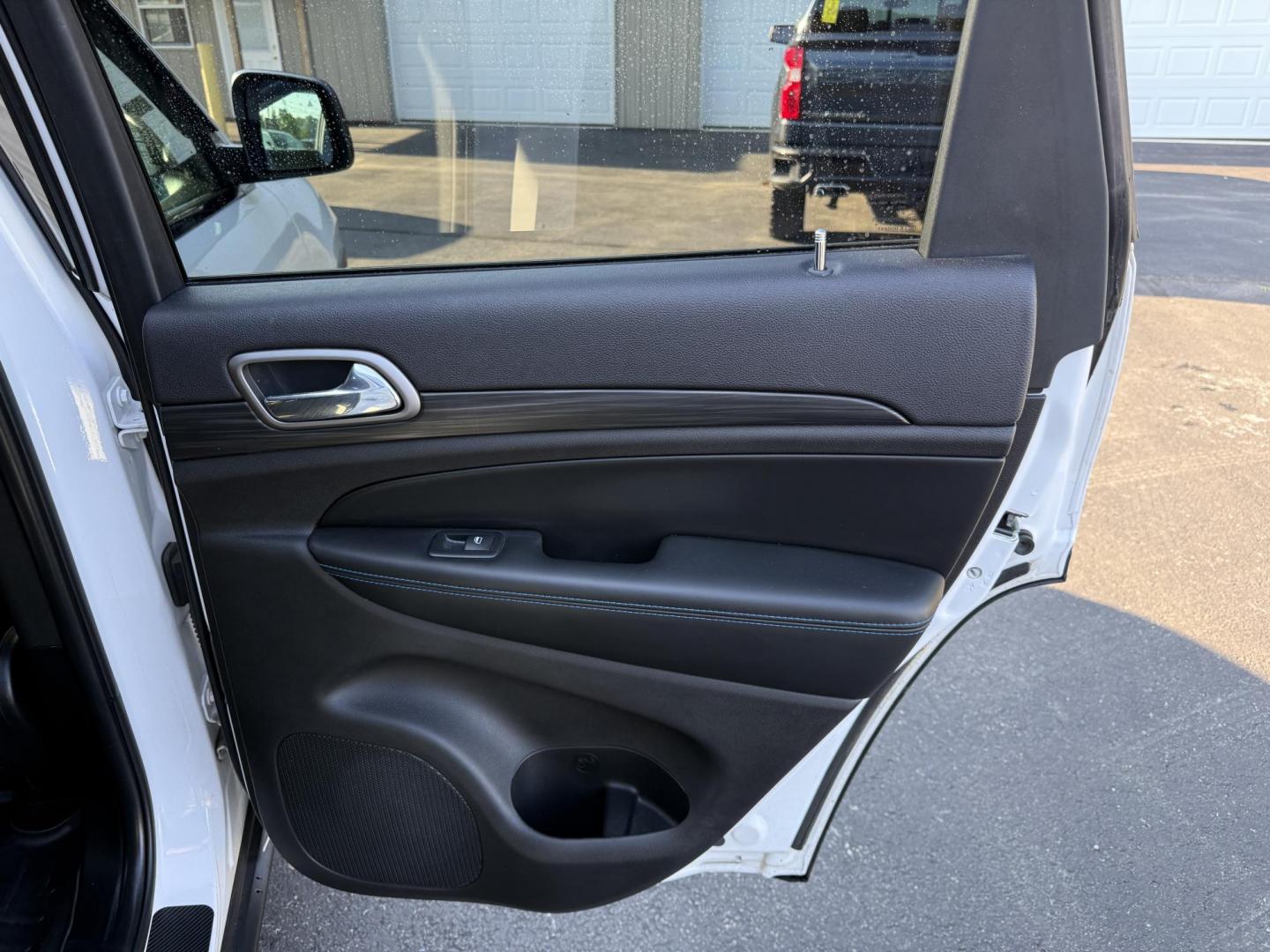 2019 White /Black Jeep Grand Cherokee Upland 4WD (1C4RJFAG7KC) with an 3.6L V6 DOHC 24V engine, 8A transmission, located at 547 E. Main St., Orwell, OH, 44076, (440) 437-5893, 41.535435, -80.847855 - This One Owner 2019 Jeep Grand Cherokee Upland 4WD features a 3.6L Pentastar V6 engine paired with an 8-speed automatic transmission, offering a blend of power and efficiency. It comes equipped with convenience and comfort features such as a power driver's seat, heated front seats, remote start, and - Photo#41