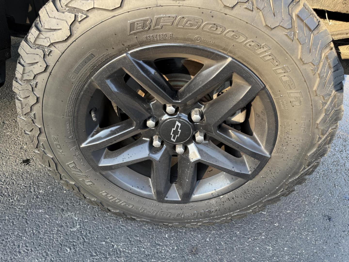 2019 Gray /Black Chevrolet Silverado 1500 LT Trail Boss Crew Cab Short Box 4WD (1GCPYFED6KZ) with an 5.3L V8 OHV 16V engine, 8-Speed Automatic transmission, located at 547 E. Main St., Orwell, OH, 44076, (440) 437-5893, 41.535435, -80.847855 - Photo#14