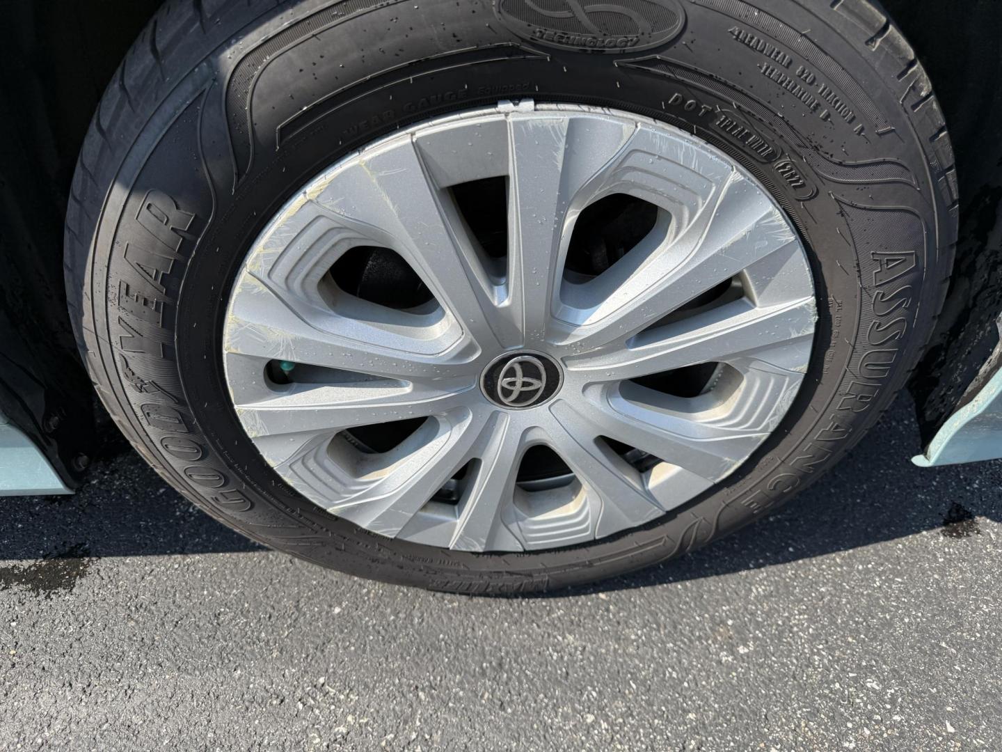 2019 Green /White Toyota Prius LE (JTDKARFU6K3) with an 1.8L I4 DOHC 16V HYBRID engine, Automatic transmission, located at 11115 Chardon Rd. , Chardon, OH, 44024, (440) 214-9705, 41.580246, -81.241943 - This One Owner 2019 Toyota Prius LE offers an impressive 50 MPG combined fuel efficiency and comes well-equipped with features such as full exterior LED lighting, adaptive cruise control, lane keep assist, front and rear parking sensors, forward collision warning, and blind spot monitoring for enhan - Photo#4
