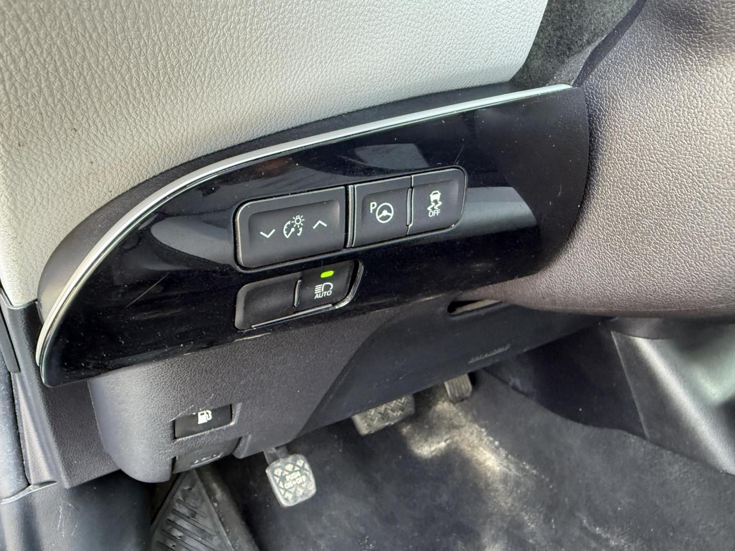 2019 Green /White Toyota Prius LE (JTDKARFU6K3) with an 1.8L I4 DOHC 16V HYBRID engine, Automatic transmission, located at 11115 Chardon Rd. , Chardon, OH, 44024, (440) 214-9705, 41.580246, -81.241943 - This One Owner 2019 Toyota Prius LE offers an impressive 50 MPG combined fuel efficiency and comes well-equipped with features such as full exterior LED lighting, adaptive cruise control, lane keep assist, front and rear parking sensors, forward collision warning, and blind spot monitoring for enhan - Photo#20