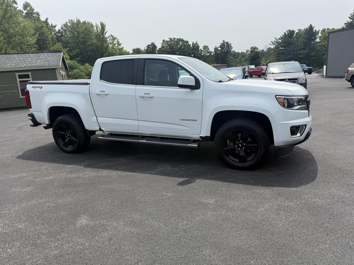 2016 White /Black Chevrolet Colorado LT Crew Cab 4WD Short Box (1GCGTCE36G1) with an 3.6L V6 DOHC 24V GAS engine, 6A transmission, located at 11115 Chardon Rd. , Chardon, OH, 44024, (440) 214-9705, 41.580246, -81.241943 - Photo#3