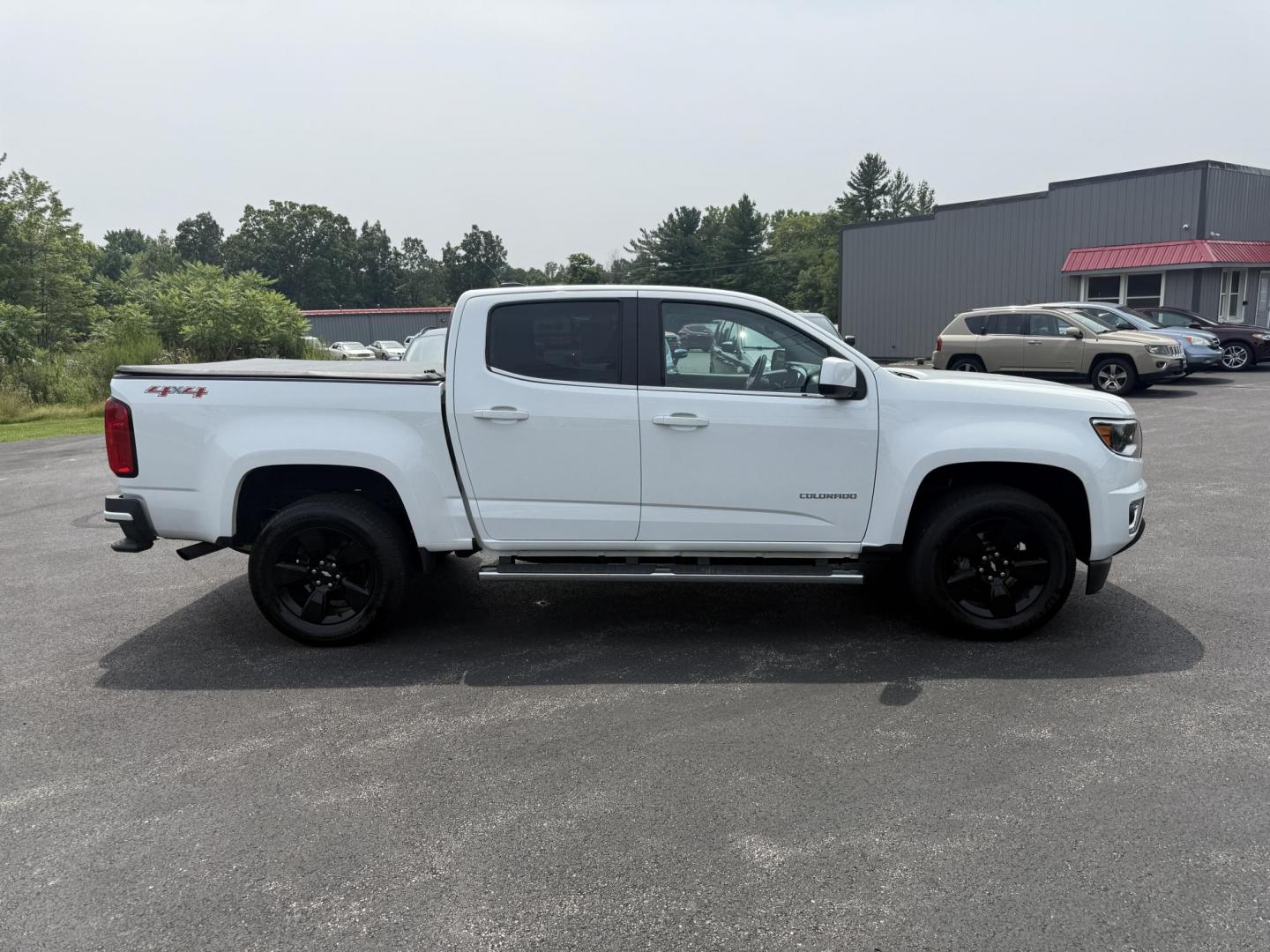 2016 White /Black Chevrolet Colorado LT Crew Cab 4WD Short Box (1GCGTCE36G1) with an 3.6L V6 DOHC 24V GAS engine, 6A transmission, located at 11115 Chardon Rd. , Chardon, OH, 44024, (440) 214-9705, 41.580246, -81.241943 - Photo#5